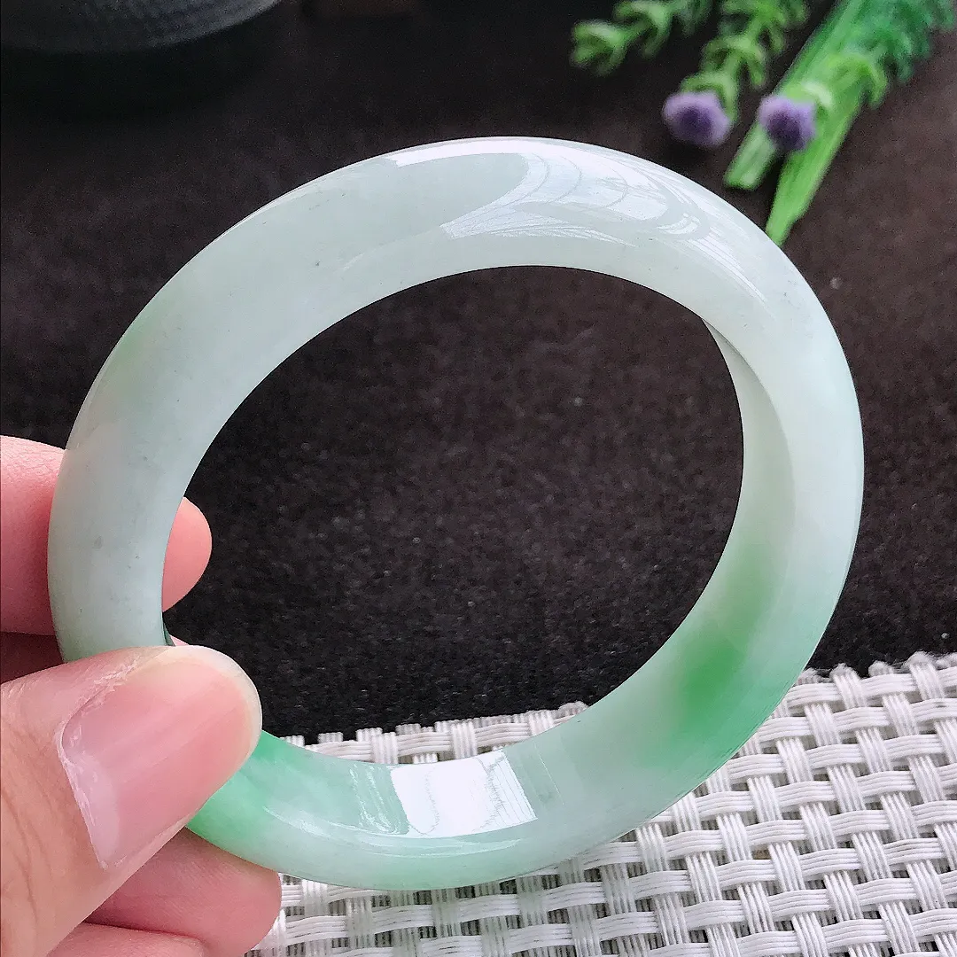 自然光56/13.3/8.5老坑精美温润飘绿宽边手镯翡翠玉镯子美人镯手环