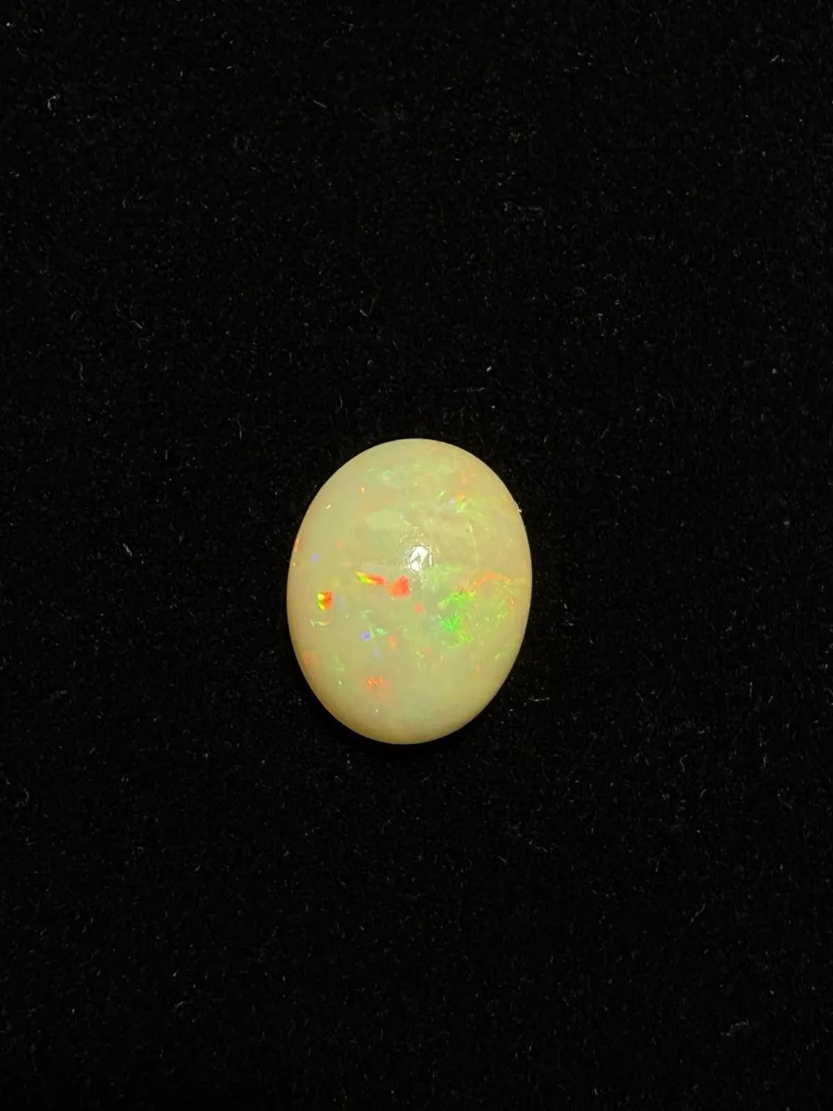 5.59ct天然彩欧泊裸石，尺寸15.6*12.5*6.5mm，颜色美艳，油画般色彩，火彩足。