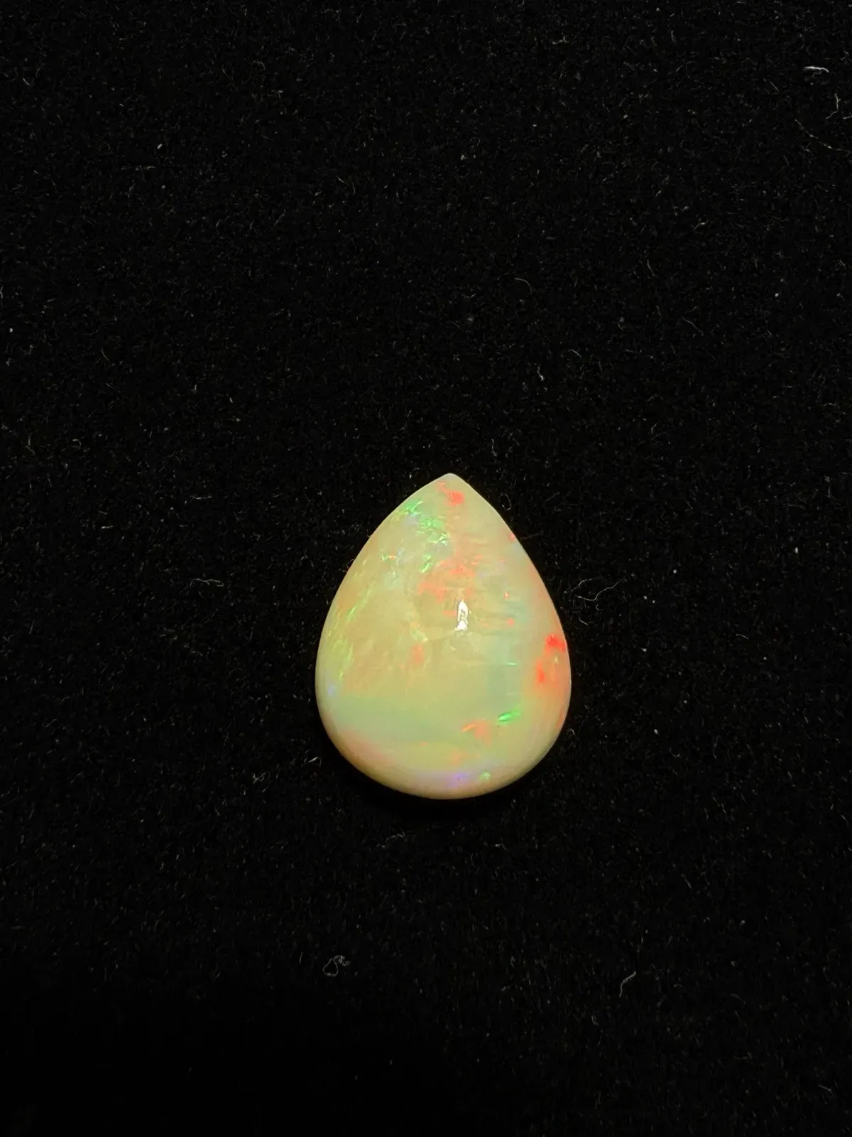 5.135ct天然彩欧泊裸石，尺寸15.3*12.2*6.9mm，颜色美艳，油画般色彩，火彩足。