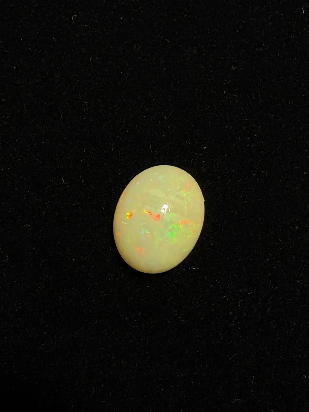 5.59ct天然彩欧泊裸石，尺寸15.6*12.5*6.5mm，颜色美艳，油画般色彩，火彩足。