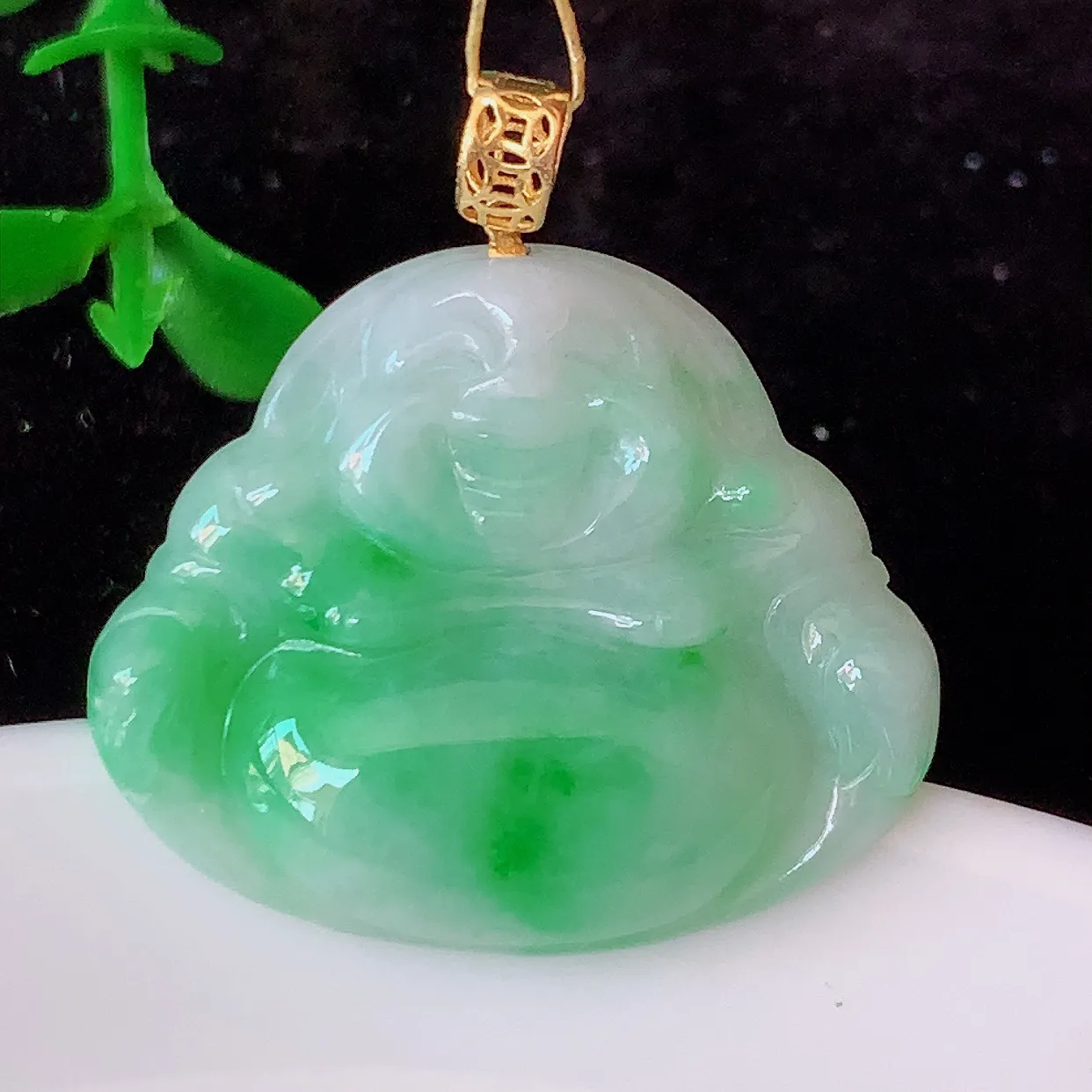 18k金镶嵌飘绿翡翠佛公吊坠，沁人心脾，精致典雅的设计，为佩戴者，增添色彩，送礼自留都是佳品选择！#