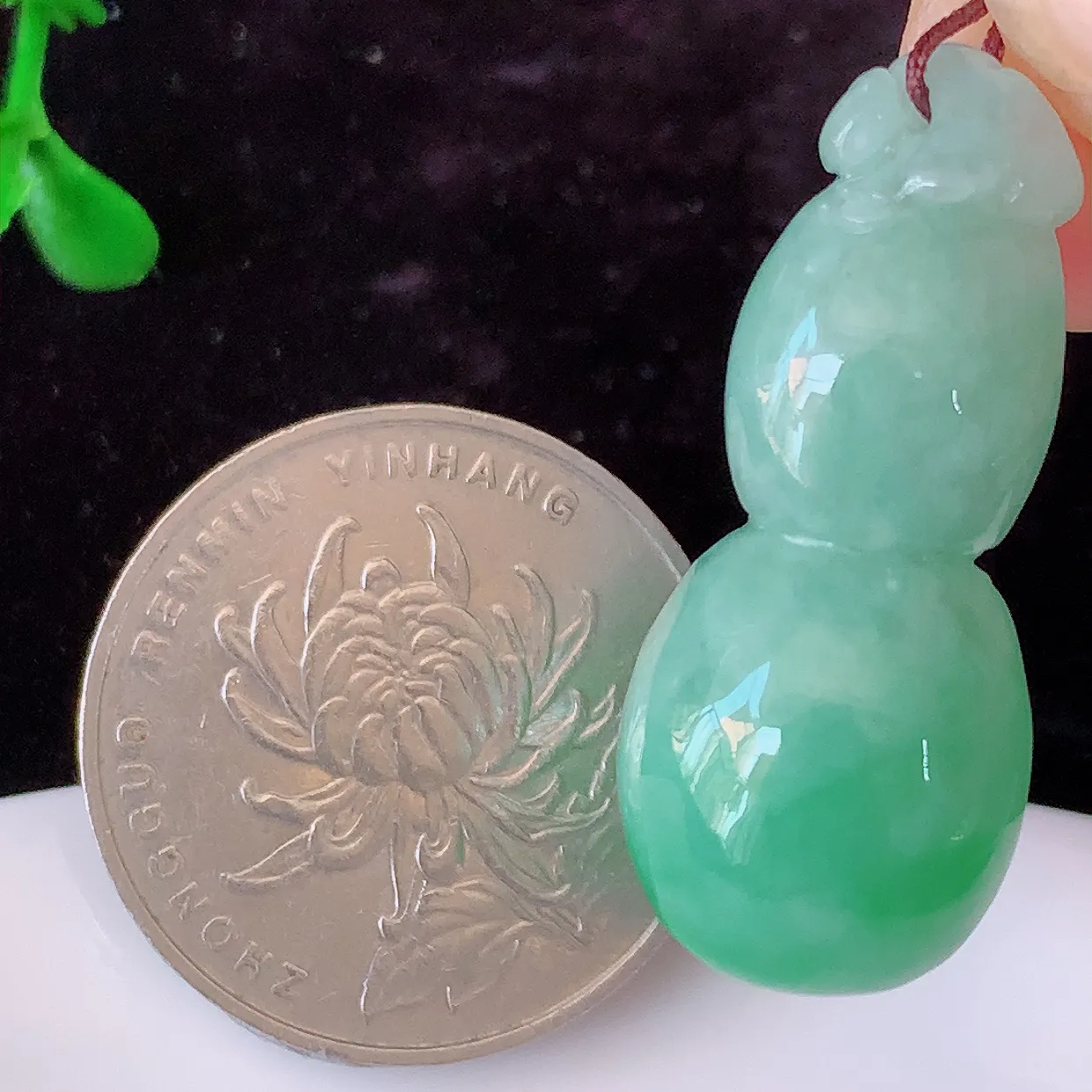 自然光实拍，冰润飘绿翡翠葫芦吊坠，寓意福禄双全，财源滚滚，清新脱俗，佩戴效果优雅迷人！#05.17