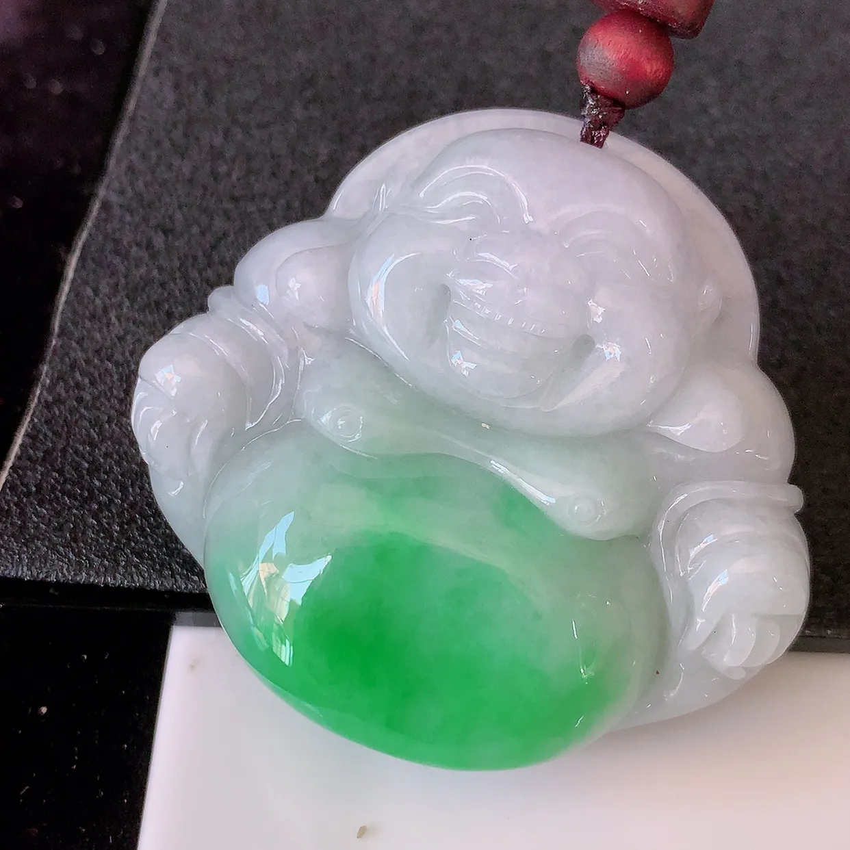 自然光实拍，大件厚装飘绿翡翠佛公吊坠，玉笑佛，饱满，开脸喜庆，配戴优雅迷人！#41.17