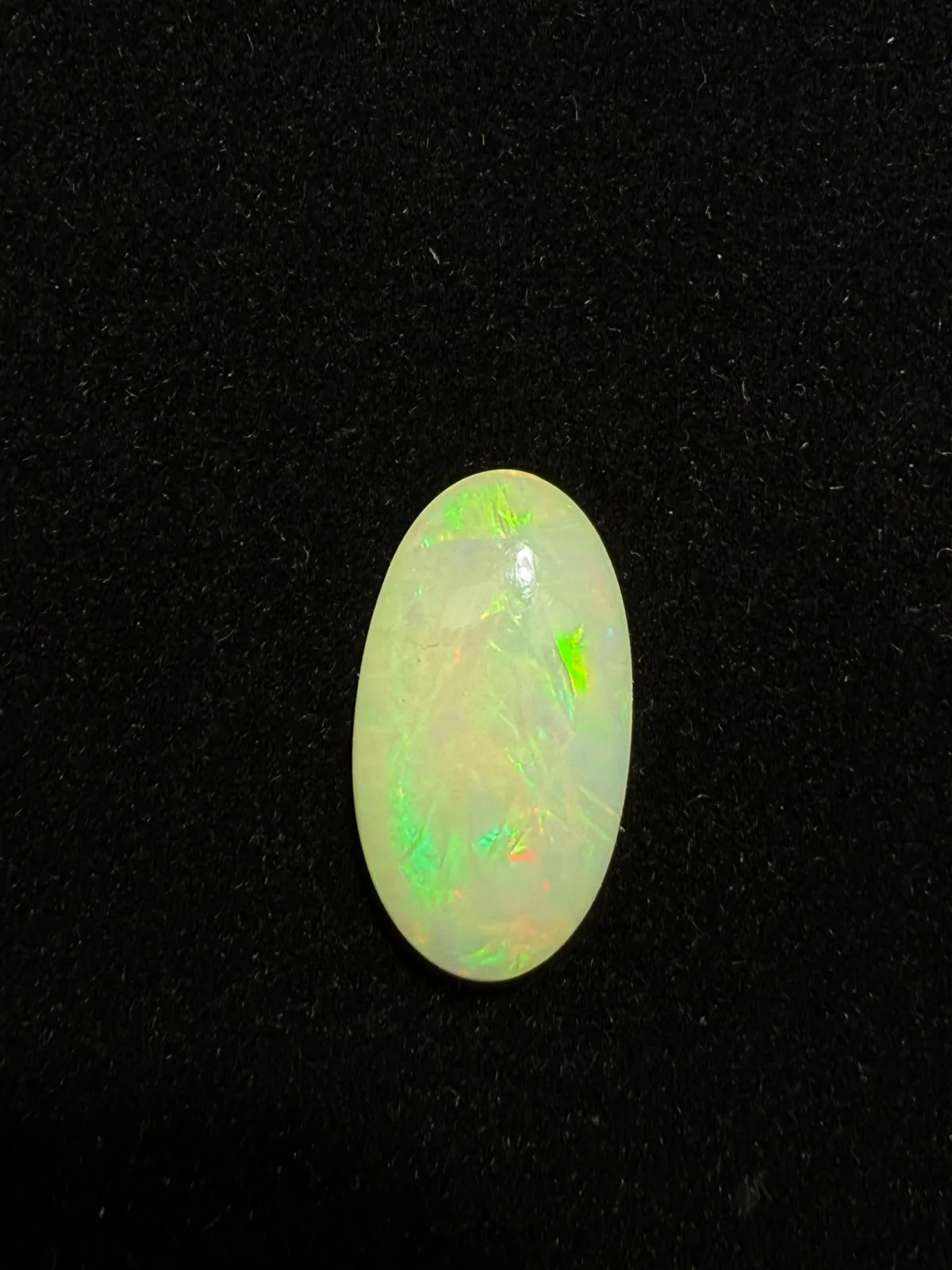 6.565ct天然彩欧泊裸石，尺寸20.2*11.2*5.3mm，颜色美艳，油画般色彩，火彩足。