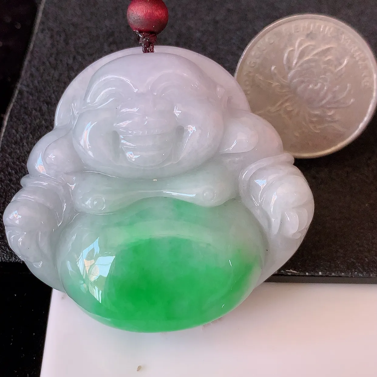 自然光实拍，大件厚装飘绿翡翠佛公吊坠，玉笑佛，饱满，开脸喜庆，配戴优雅迷人！#41.17