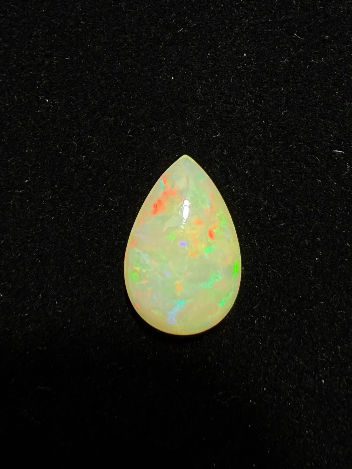 6.24ct天然彩欧泊裸石，尺寸17.8*11.7*6.7mm，颜色美艳，油画般色彩，火彩足。