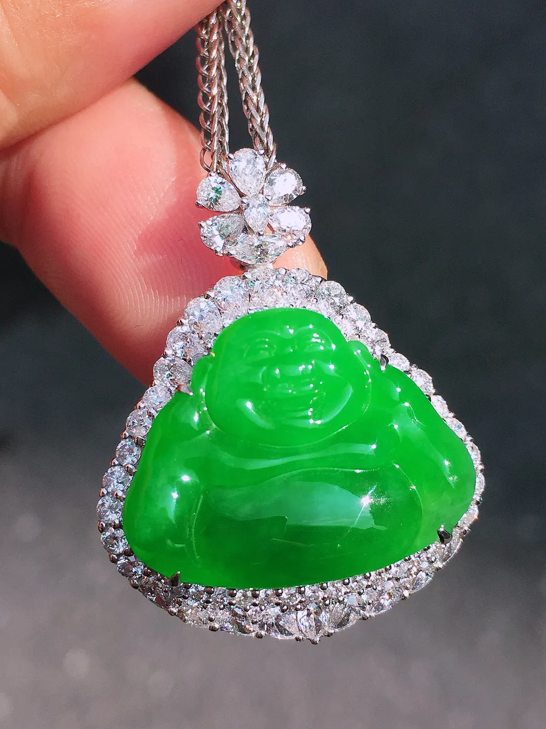 阳绿佛公吊坠，色泽均匀艳丽，玉质细腻，荧光感超
强，饱满圆润，尽显优雅气质，18k
金豪华镶嵌