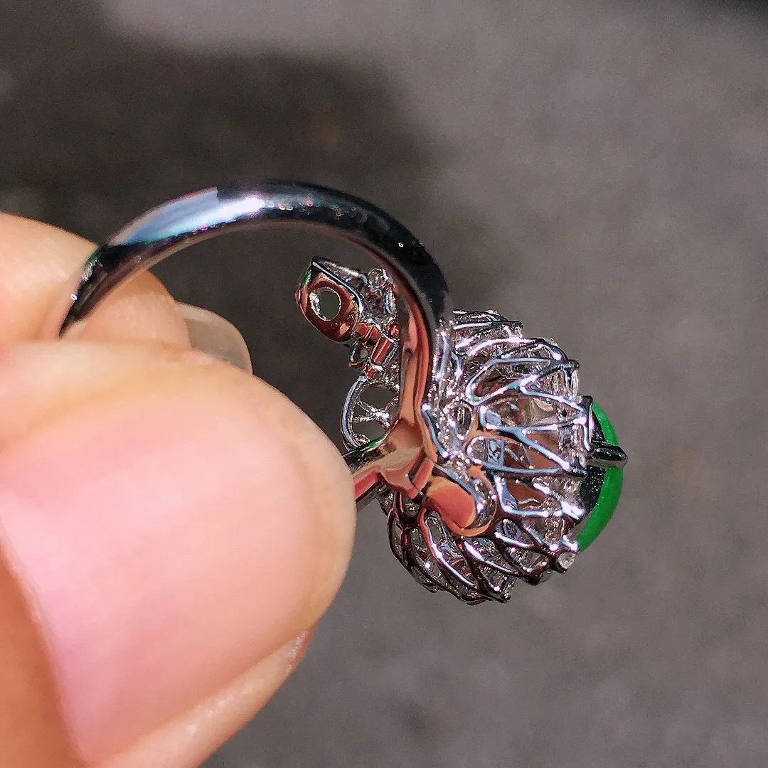 阳绿葫芦戒指/吊坠两用款，色泽均匀艳丽，玉质细腻，荧光感超
强，饱满圆润，尽显优雅气质，18k
金豪华镶嵌