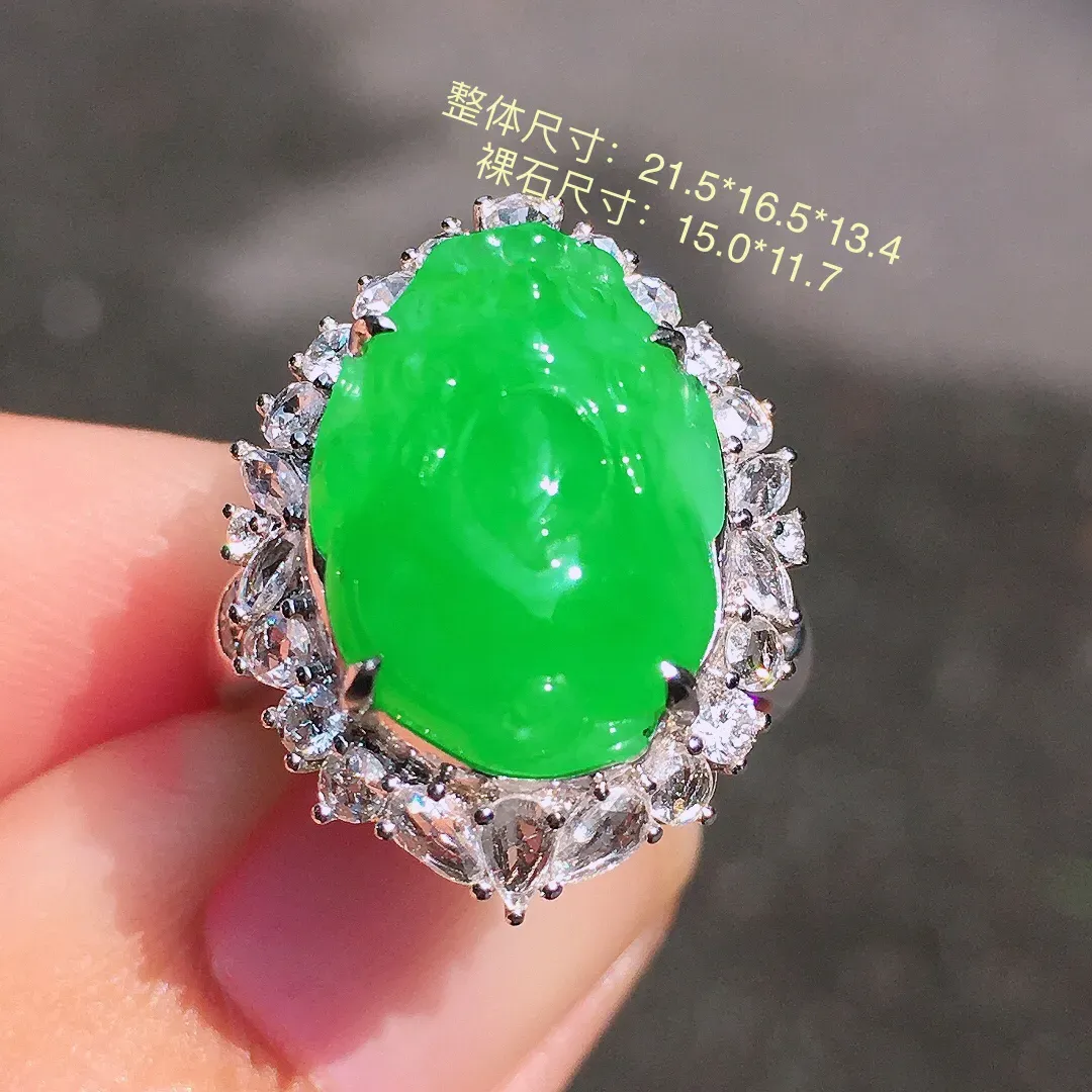 阳绿貔貅戒指/吊坠两用款，色泽均匀艳丽，玉质细腻，荧光感超
强，饱满圆润，尽显优雅气质，18k
金豪华镶嵌