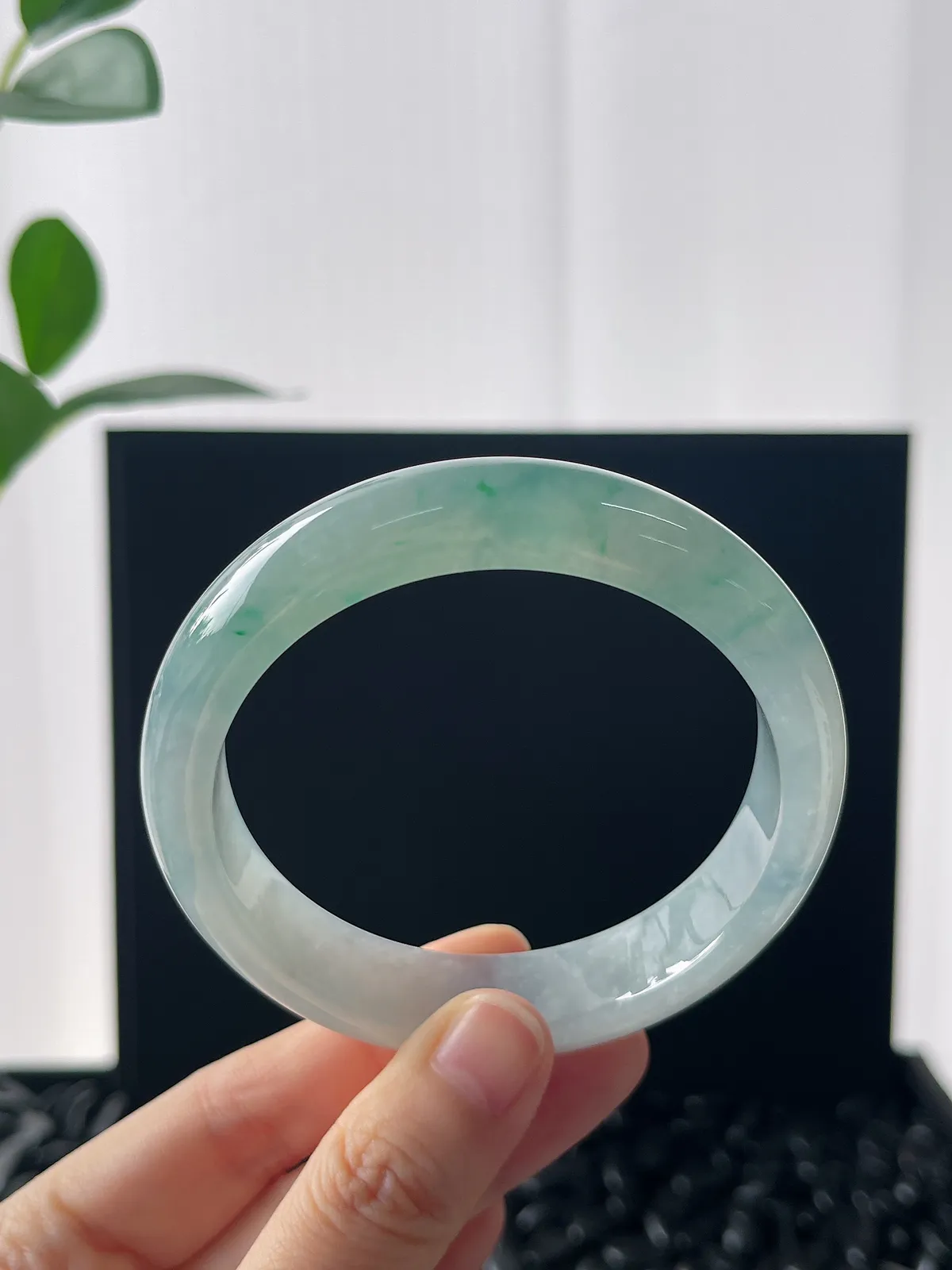 正圈59圈口，翡翠冰糯种飘绿手镯