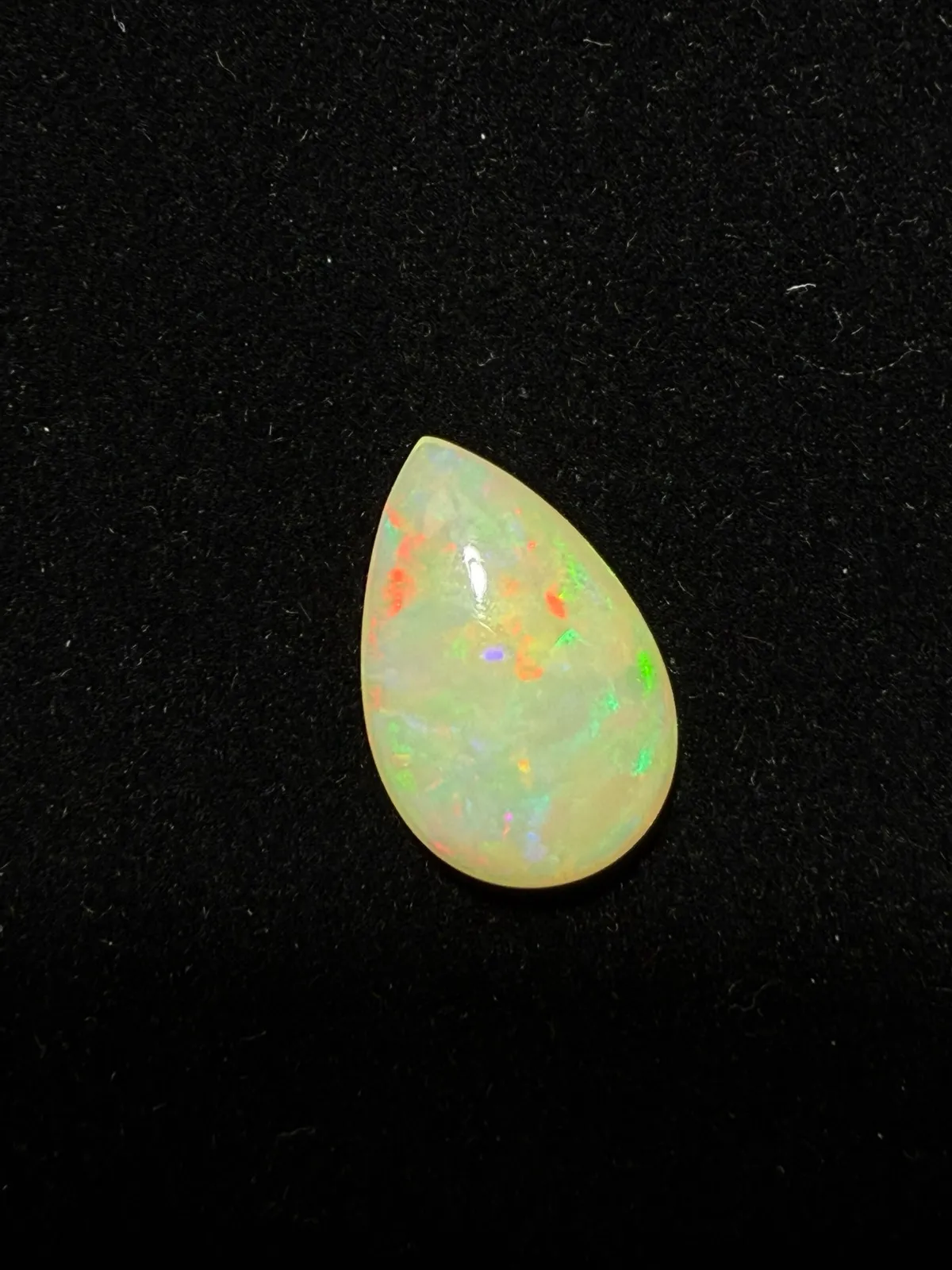 6.24ct天然彩欧泊裸石，尺寸17.8*11.7*6.7mm，颜色美艳，油画般色彩，火彩足。