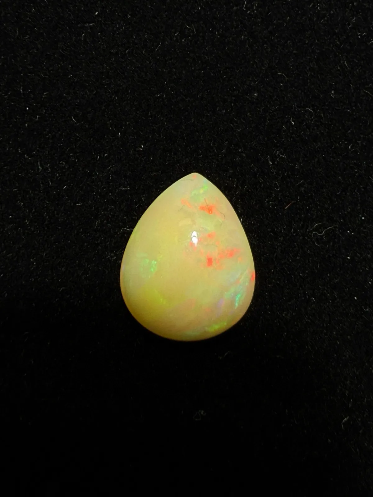 6.241ct天然彩欧泊裸石，尺寸15.7*12.7*6.8mm，颜色美艳，油画般色彩，火彩足。