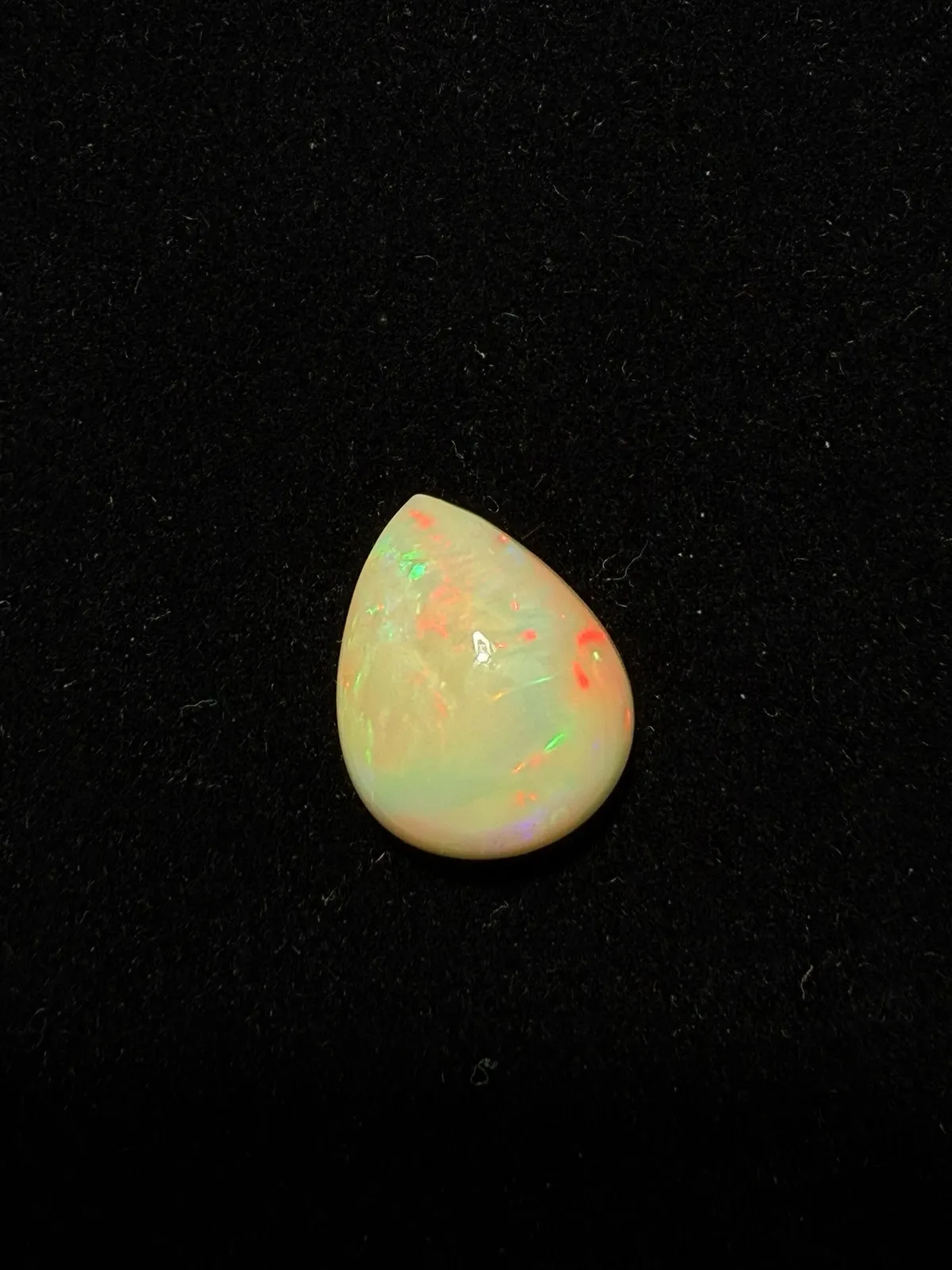 5.135ct天然彩欧泊裸石，尺寸15.3*12.2*6.9mm，颜色美艳，油画般色彩，火彩足。