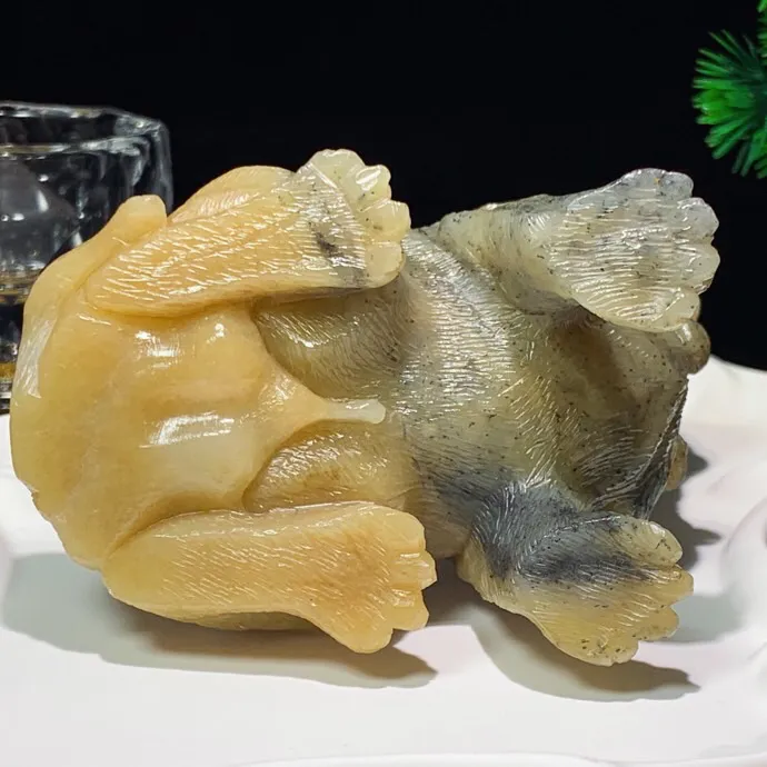新疆且末糖旺财狗摆件 。尺寸86/86/60重462克   玉质细腻油润 底色纯净 脂粉好，品质好。lt251018