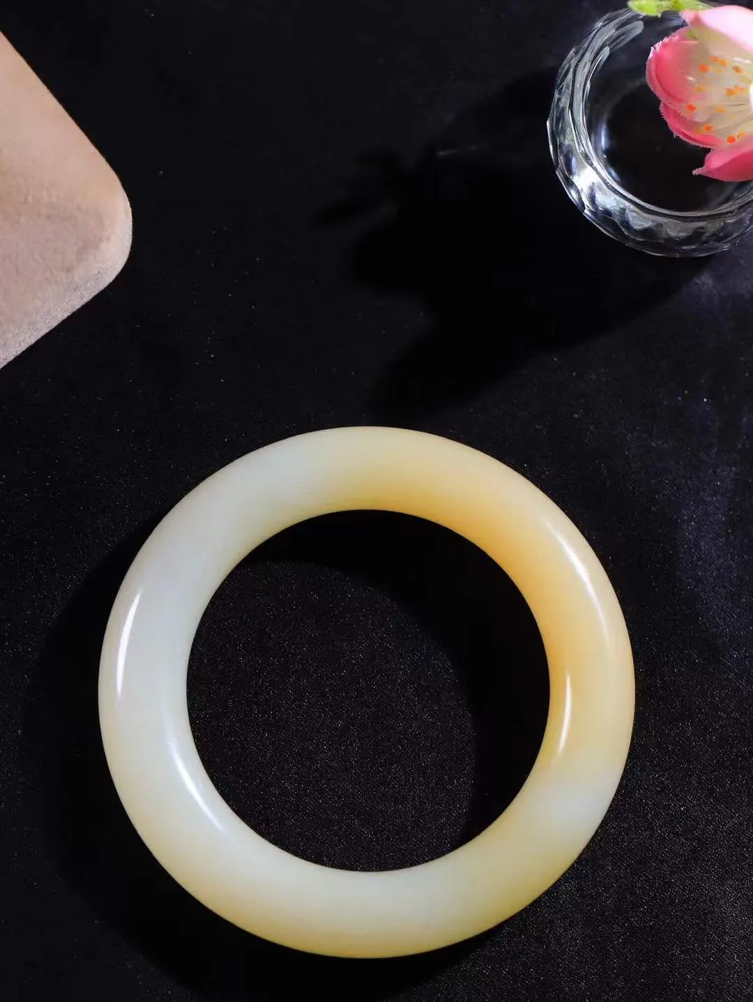 【玉佳人·手镯】

收藏级臻品️和田玉糖白玉圆条手镯 ，玉质细腻油润，做工细致精美，端庄素雅，亭亭玉立，芊芊素手。芊芊素手，怎能忘镯？秀美圆条，更显婀娜。内径53mm 尺寸12.5-12.3mm重76.3克 691021084T