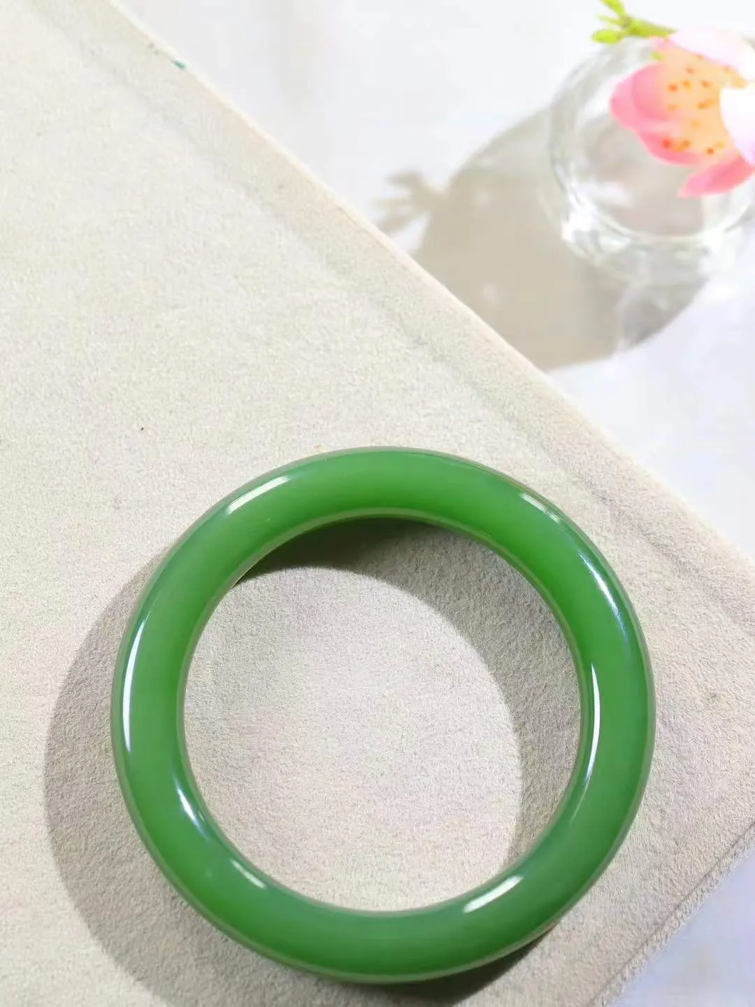 【温润如心.镯】

收藏级臻品️和田玉碧玉圆条手镯，精选上等碧玉料，色泽清透，质地细腻。佩戴它，感受千年玉文化的温润与优雅，愿它为您带来平安与幸福。重56.8克  尺寸56.5-10.3-10.5mm  101081911A