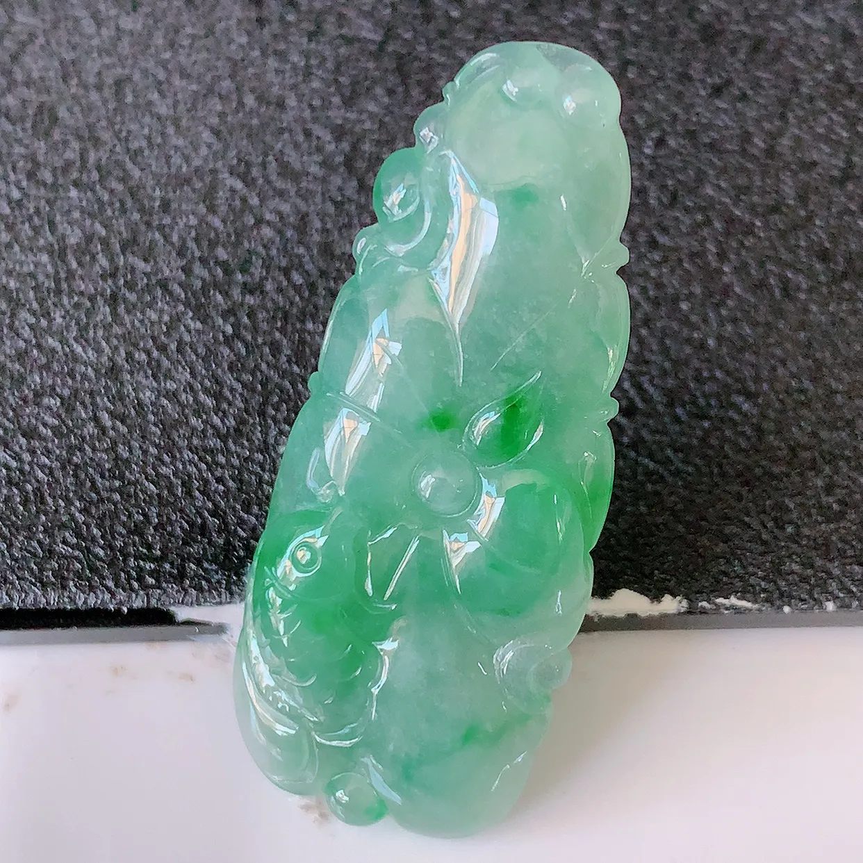 自然光实拍，冰飘花翡翠荷叶鱼、和和美美玉坠，财源广进，自然隐逸、荷本是素不着尘之物，有和美之寓意。#05.17