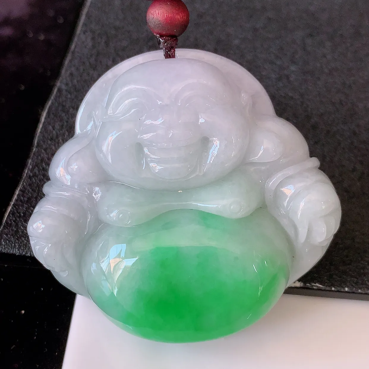 自然光实拍，大件厚装飘绿翡翠佛公吊坠，玉笑佛，饱满，开脸喜庆，配戴优雅迷人！#41.17