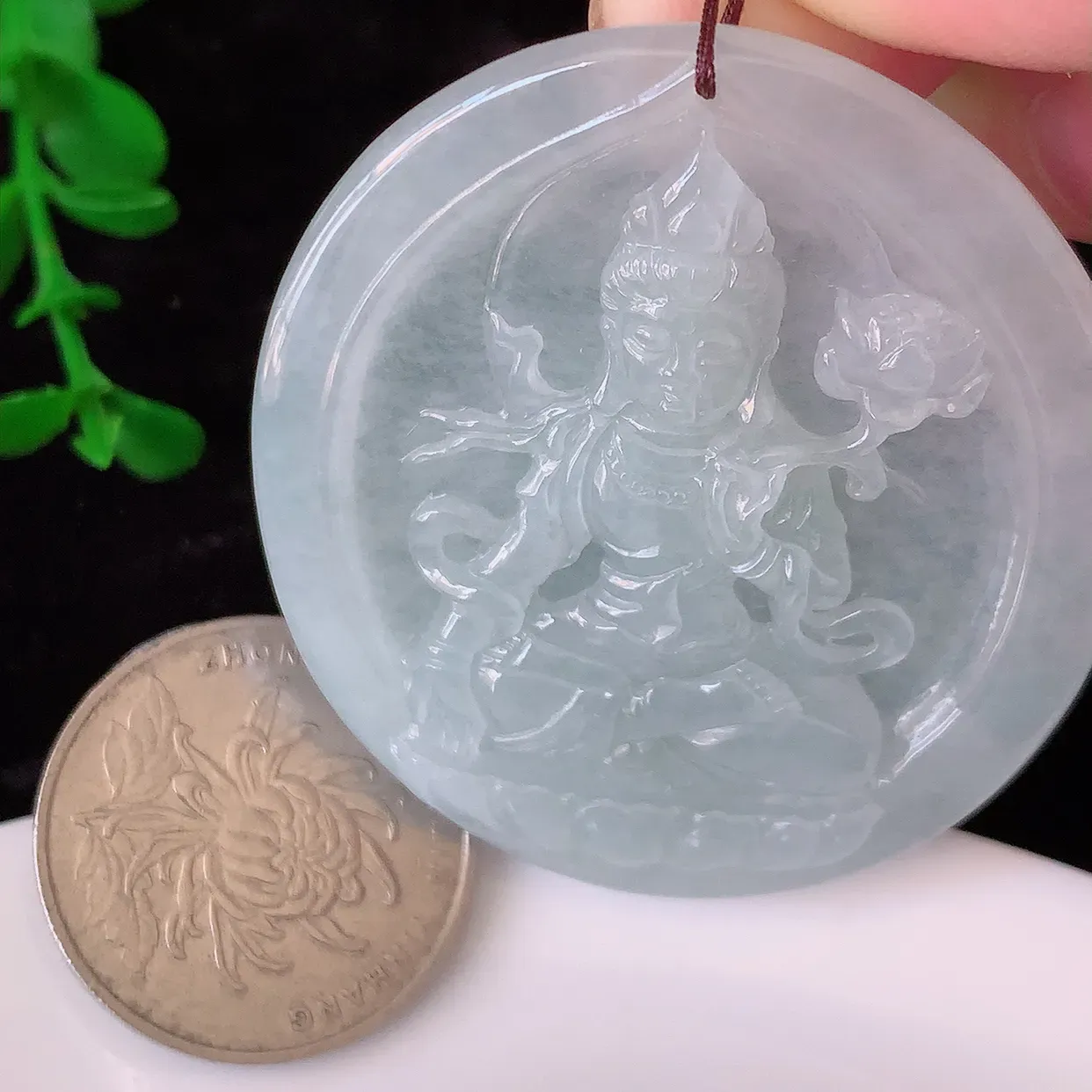 自然光实拍，冰种翡翠观音菩萨吊坠，赐福观音，玉润通透，慈祥端庄！#05.17