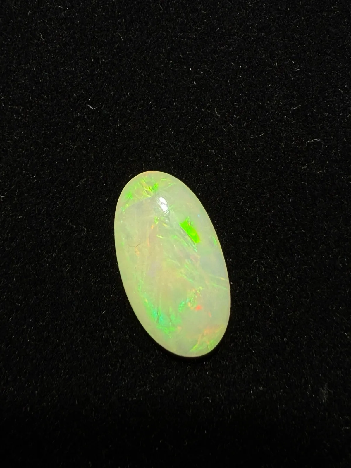 6.565ct天然彩欧泊裸石，尺寸20.2*11.2*5.3mm，颜色美艳，油画般色彩，火彩足。