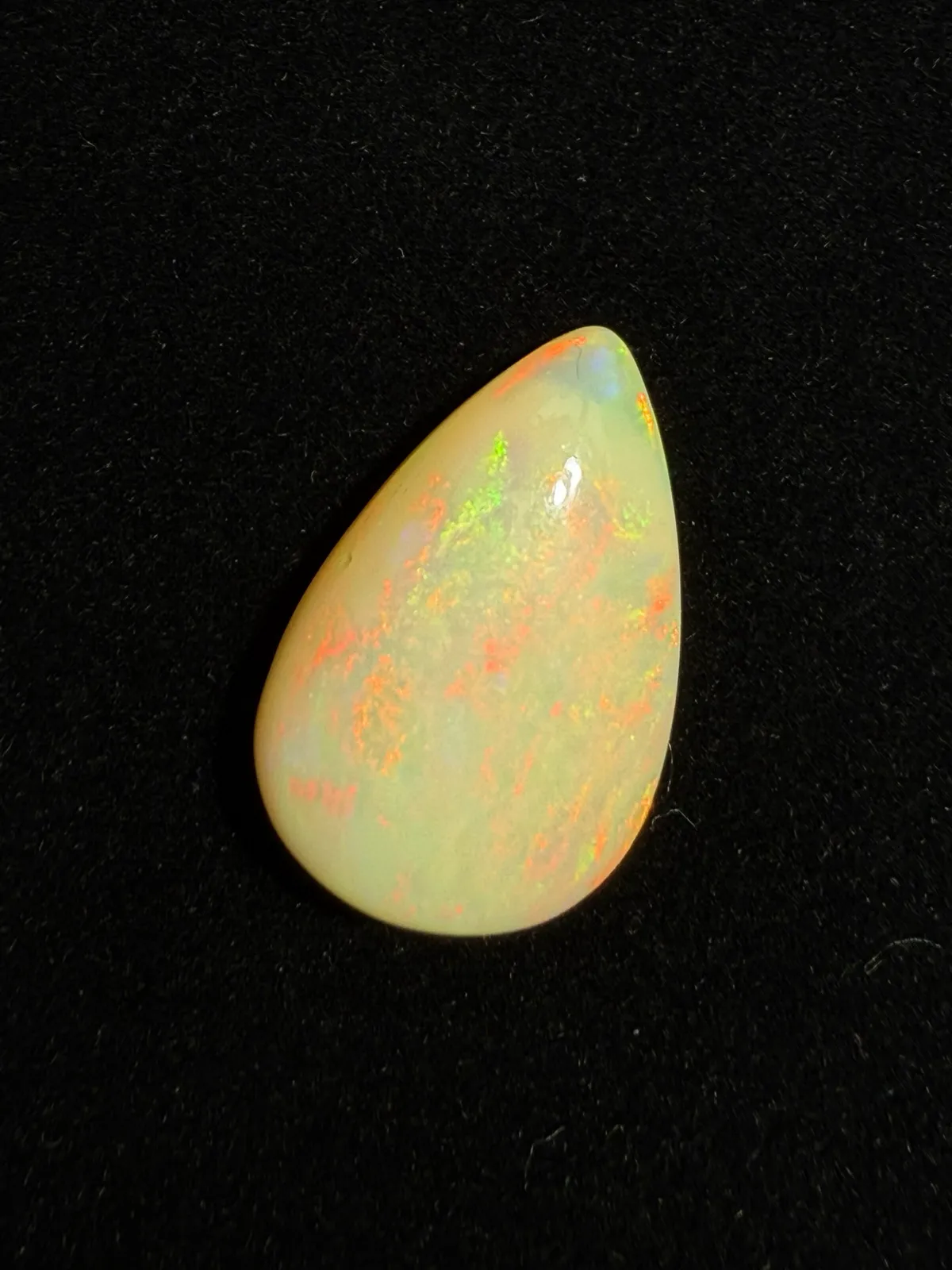 14.37ct天然彩欧泊裸石，尺寸24*15.7*7.7mm，颜色美艳，油画般色彩，火彩足。