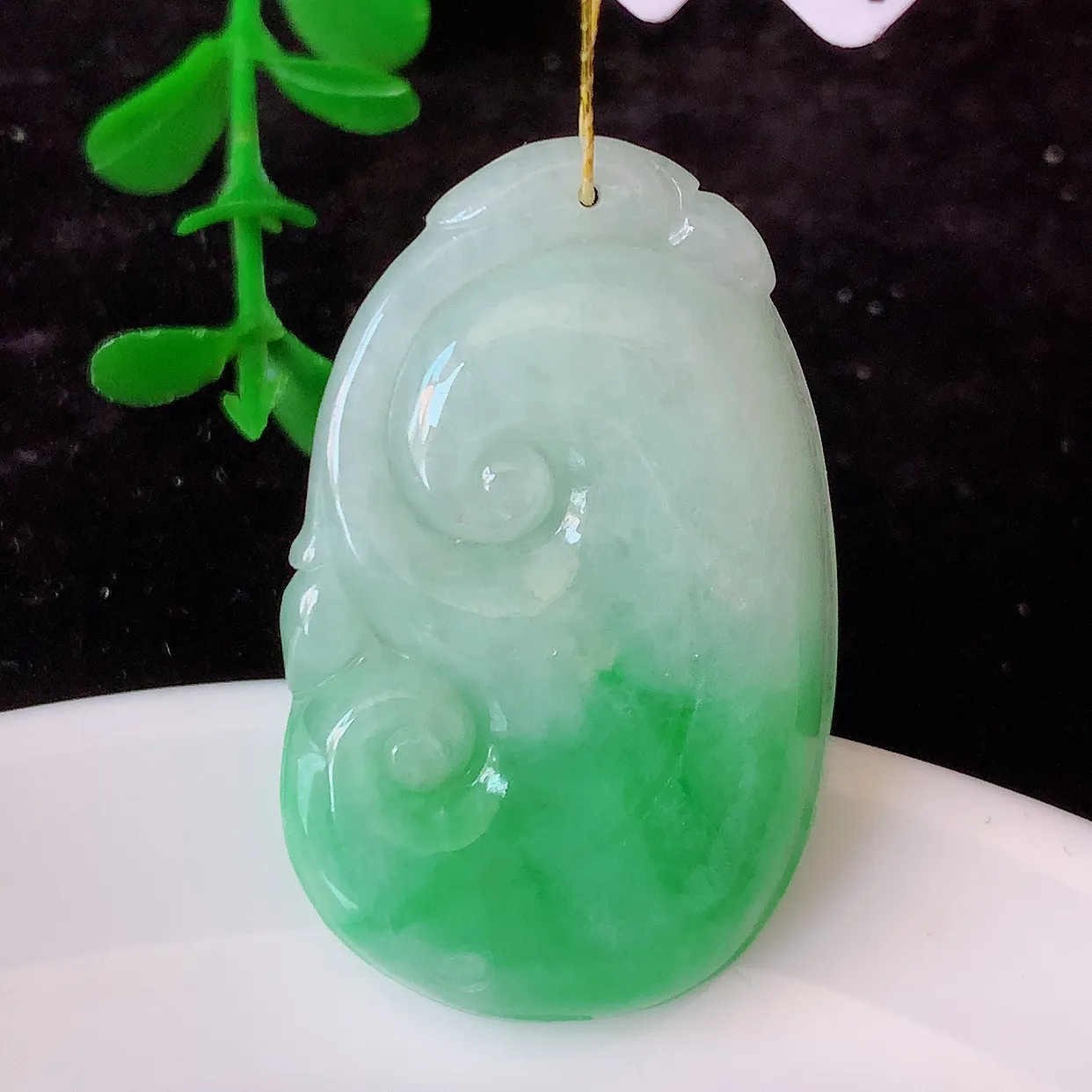 自然光实拍，冰润飘绿翡翠如意吊坠，上身效果非常美，饱满大气，工艺美，万事如意，如意一生，#35.17