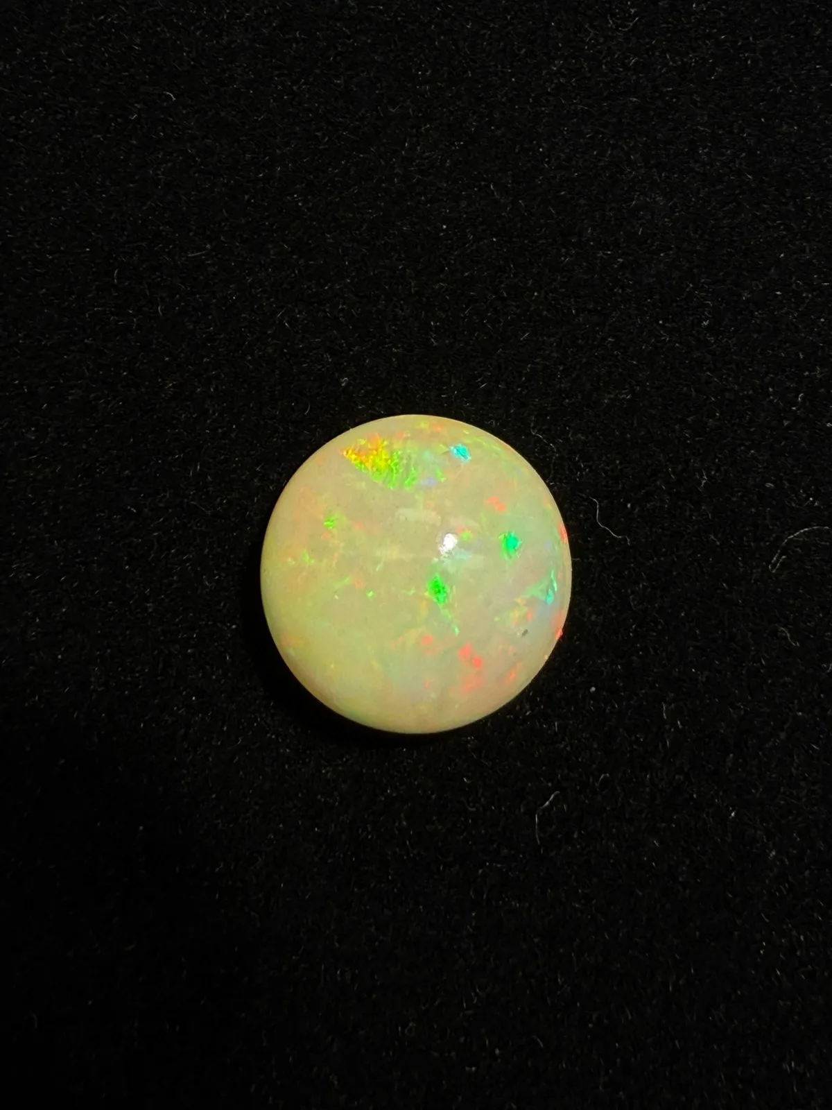6.715ct天然彩欧泊裸石，尺寸13.5*13.5*8mm，颜色美艳，油画般色彩，火彩足。