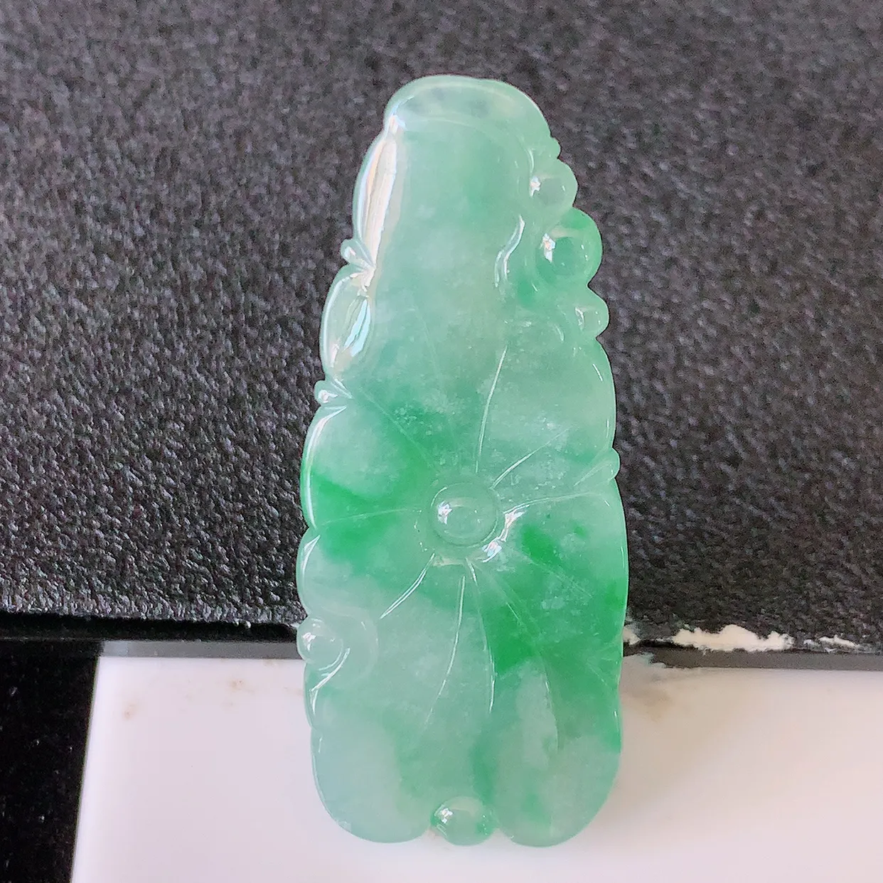 自然光实拍，冰飘花翡翠荷叶鱼、和和美美玉坠，财源广进，自然隐逸、荷本是素不着尘之物，有和美之寓意。#05.17