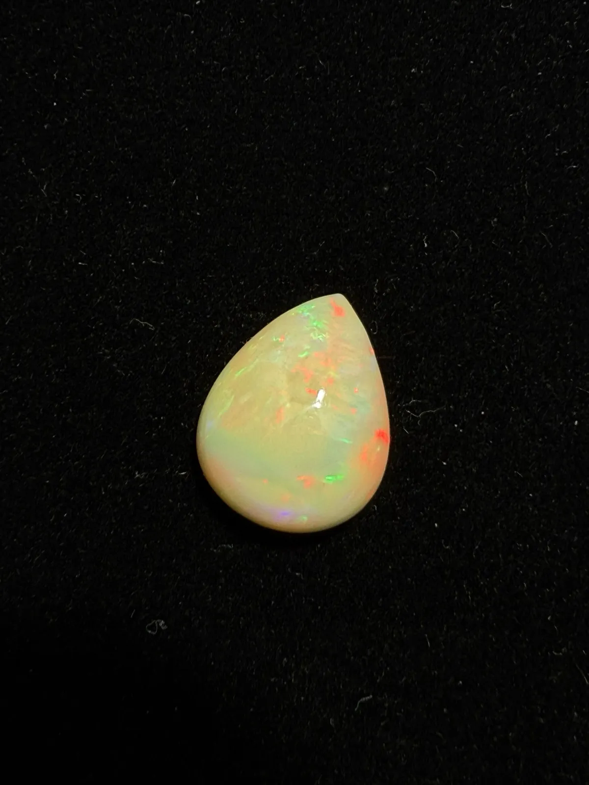 5.135ct天然彩欧泊裸石，尺寸15.3*12.2*6.9mm，颜色美艳，油画般色彩，火彩足。