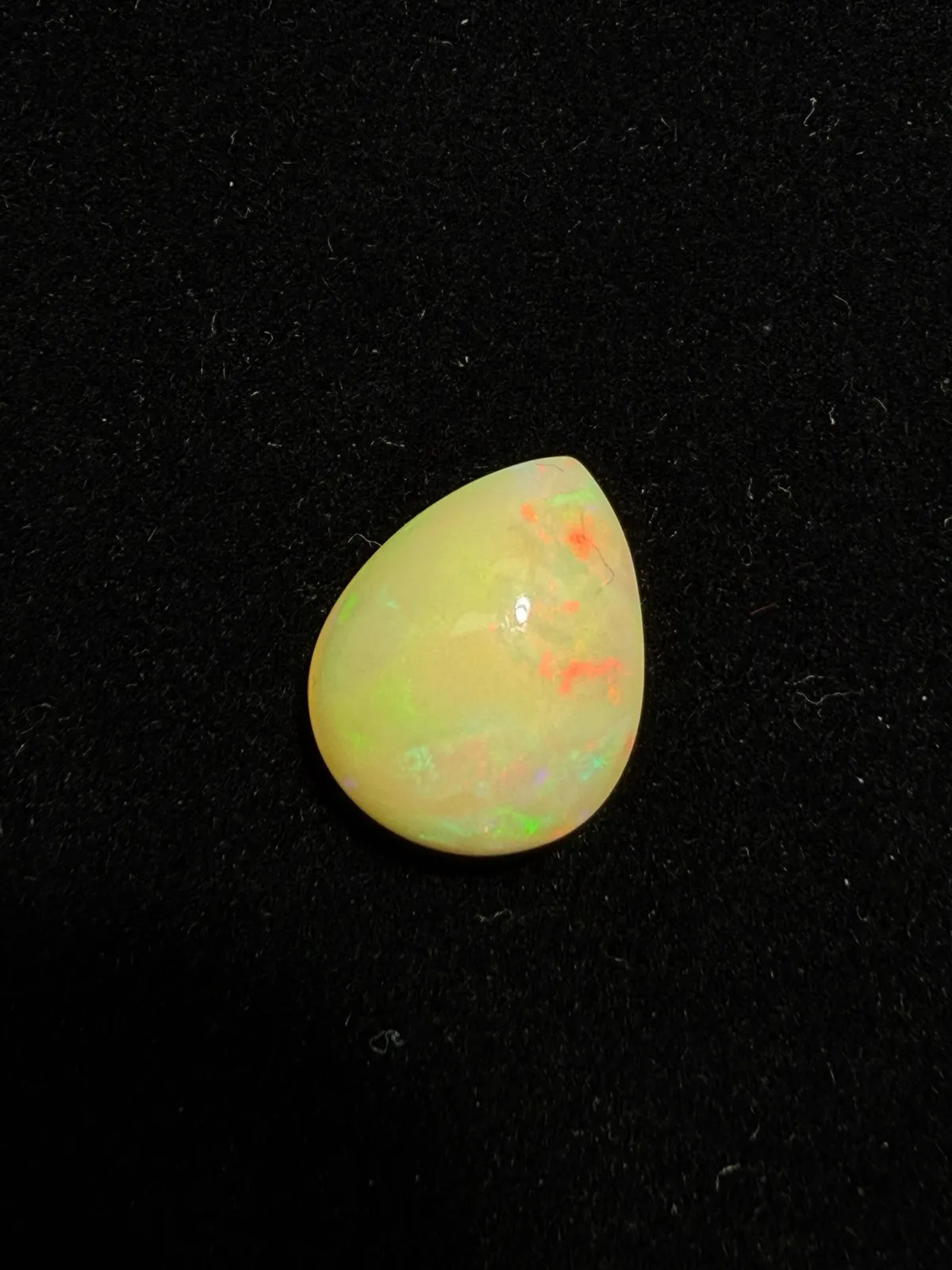 6.241ct天然彩欧泊裸石，尺寸15.7*12.7*6.8mm，颜色美艳，油画般色彩，火彩足。