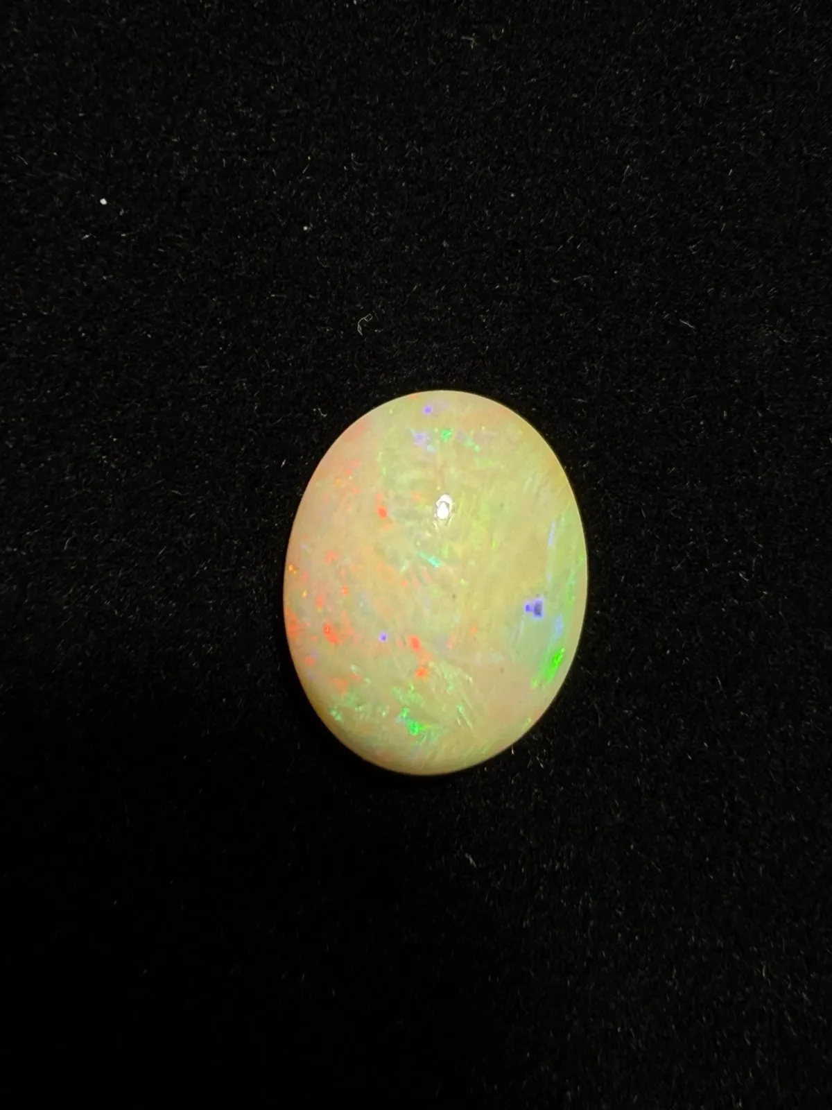 6.725ct天然彩欧泊裸石，尺寸16.5*12.9*7.3mm，颜色美艳，油画般色彩，火彩足。