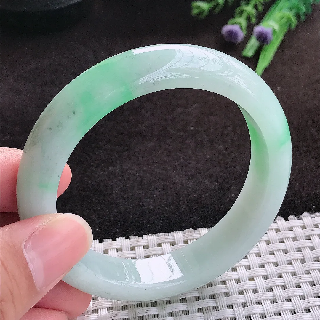 自然光56/13.3/8.5老坑精美温润飘绿宽边手镯翡翠玉镯子美人镯手环