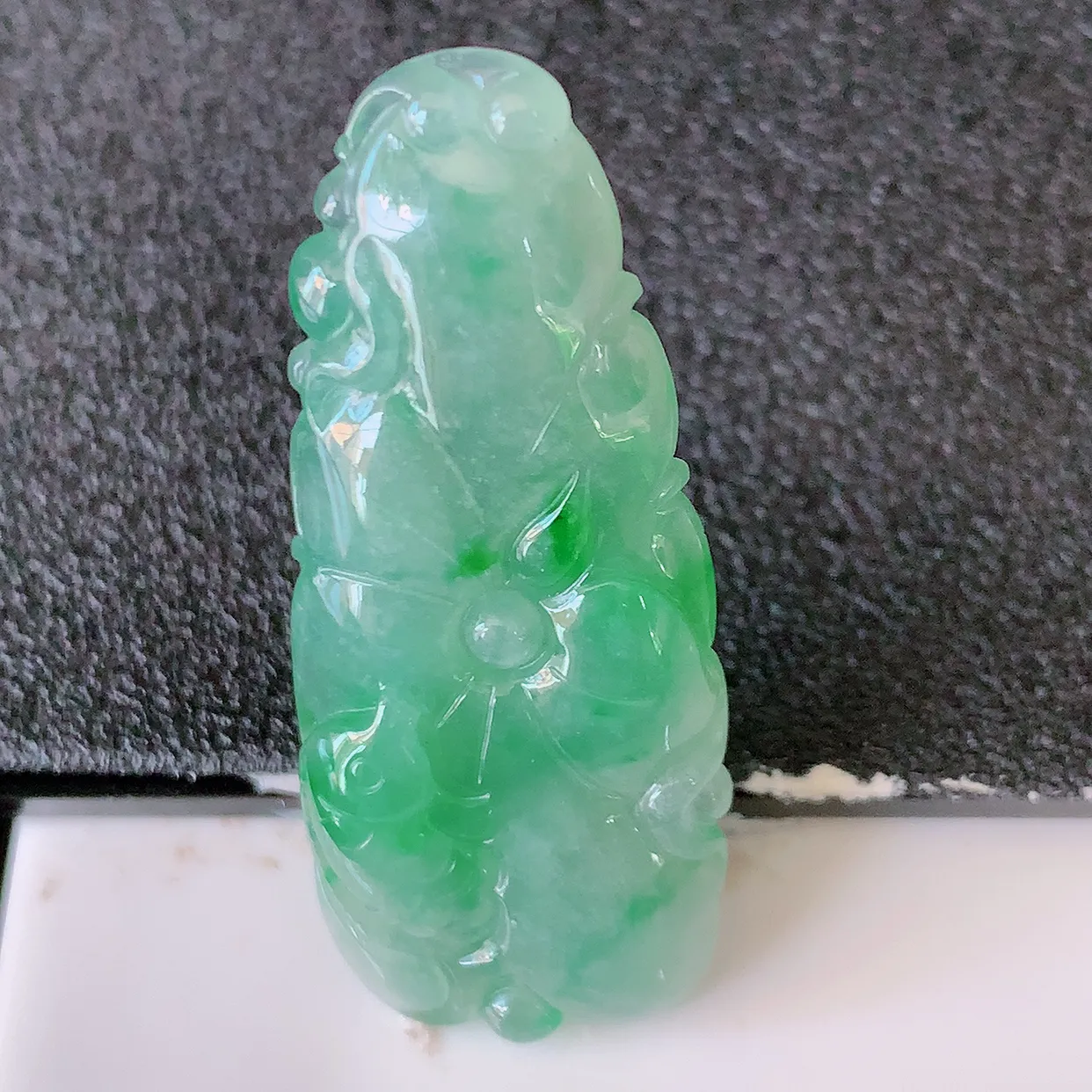 自然光实拍，冰飘花翡翠荷叶鱼、和和美美玉坠，财源广进，自然隐逸、荷本是素不着尘之物，有和美之寓意。#