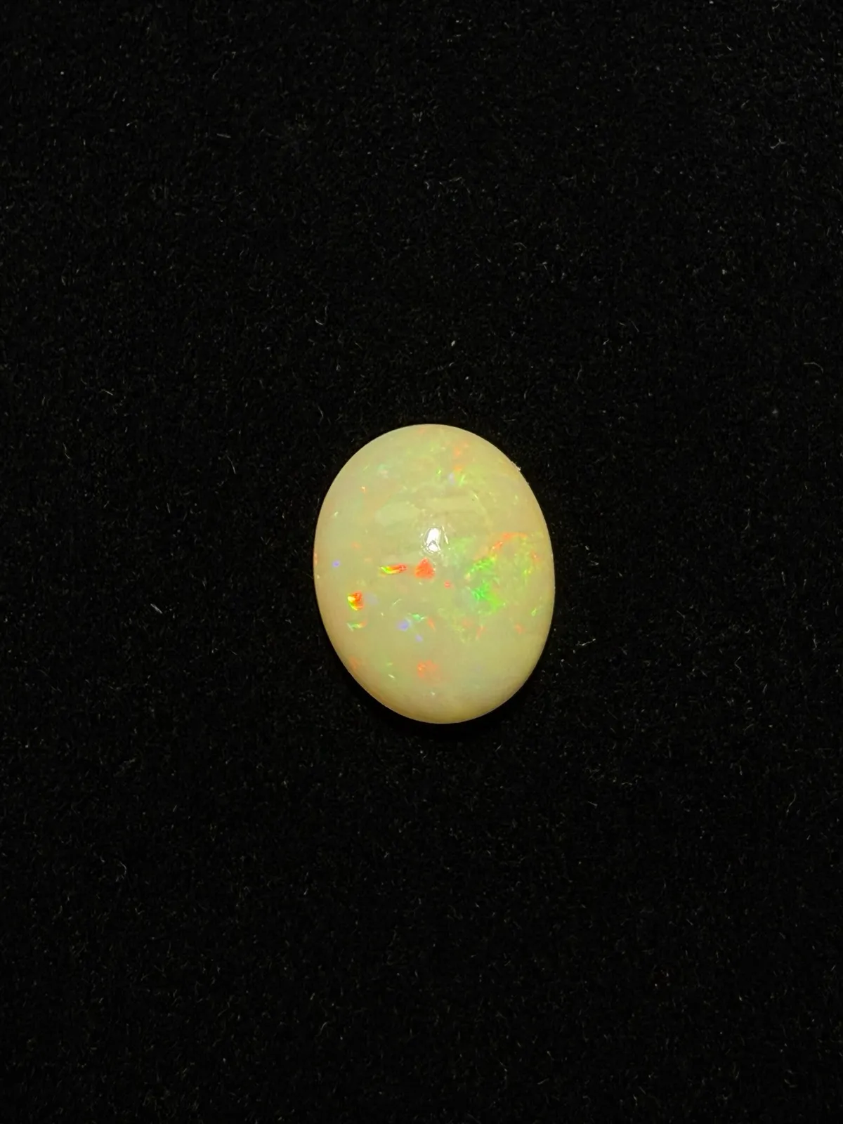5.59ct天然彩欧泊裸石，尺寸15.6*12.5*6.5mm，颜色美艳，油画般色彩，火彩足。