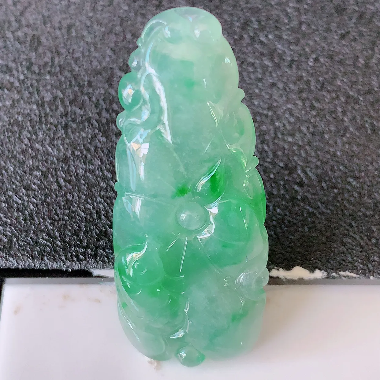 自然光实拍，冰飘花翡翠荷叶鱼、和和美美玉坠，财源广进，自然隐逸、荷本是素不着尘之物，有和美之寓意。#