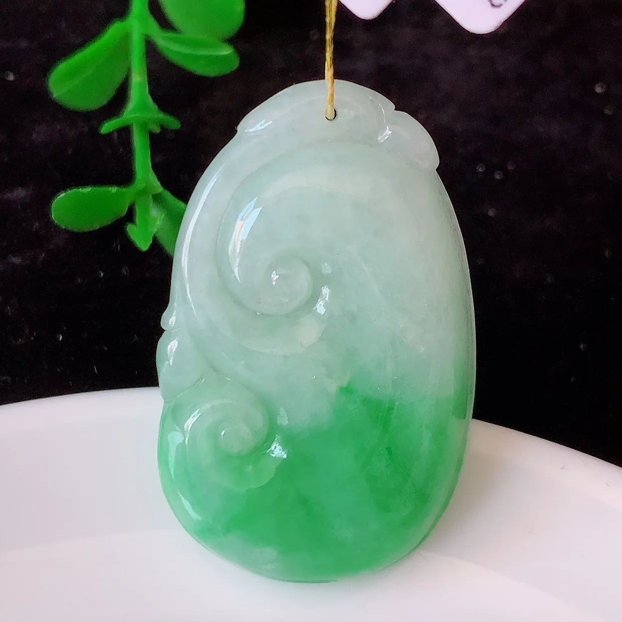 自然光实拍，冰润飘绿翡翠如意吊坠，上身效果非常美，饱满大气，工艺美，万事如意，如意一生，#35.17