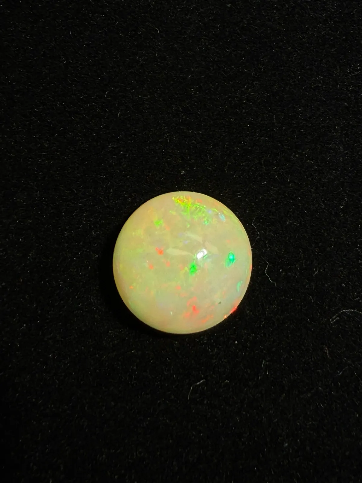 6.715ct天然彩欧泊裸石，尺寸13.5*13.5*8mm，颜色美艳，油画般色彩，火彩足。