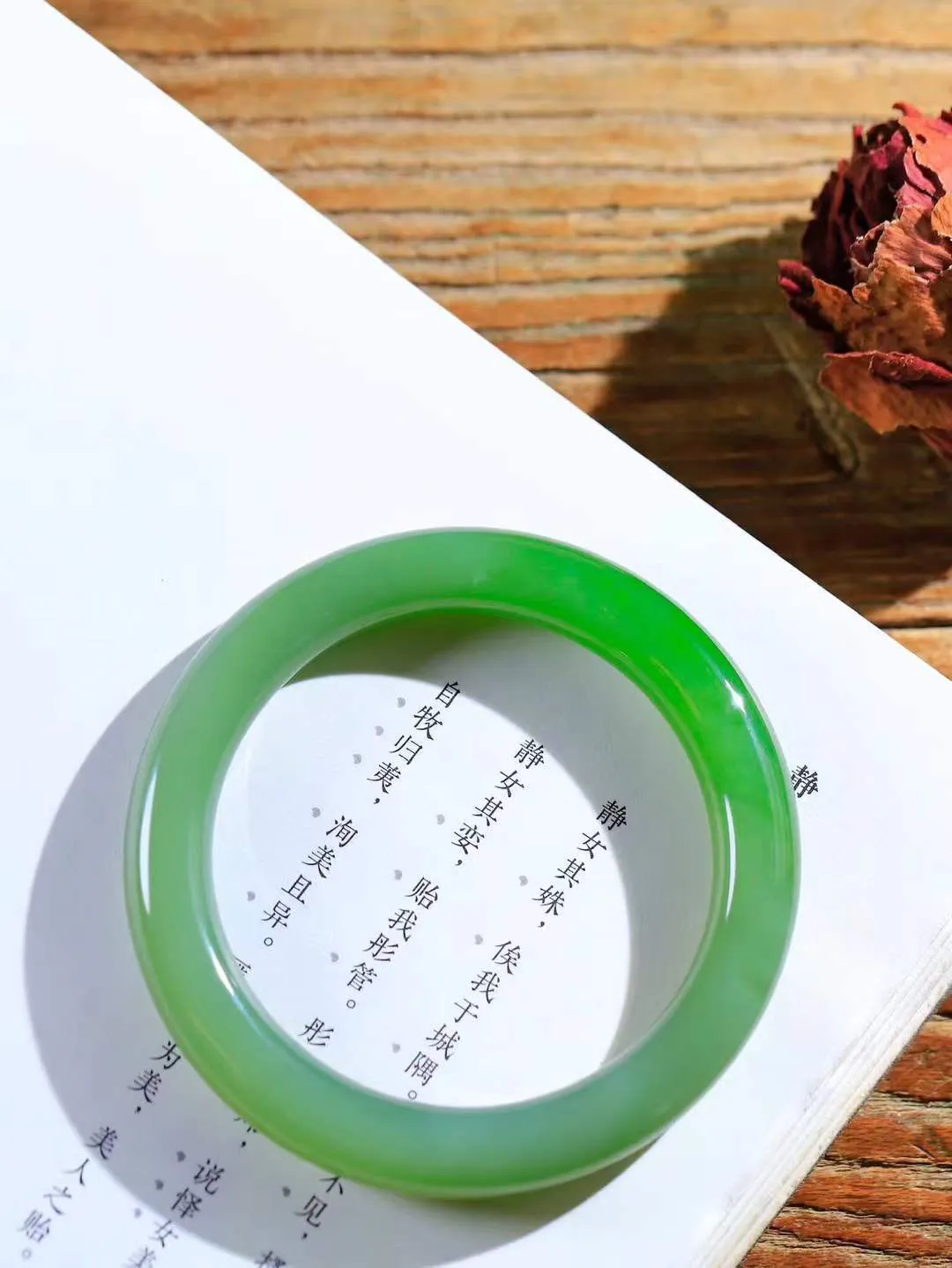 （碧色荡漾.手镯）

精品和田玉碧玉圆条手镯，灼灼其华想像靓妆淡伫 ，腕间绿意跳脱冰壶莹，坐间静对，姑射仙姿潇洒处，艳冶最奇料子油润滋腻镯型饱满，手感上佳。重55.6克   内径58.5mm尺寸10-10.1mm  241051013T