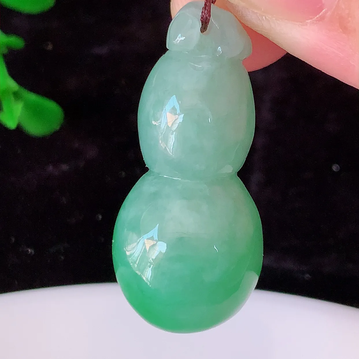自然光实拍，冰润飘绿翡翠葫芦吊坠，寓意福禄双全，财源滚滚，清新脱俗，佩戴效果优雅迷人！#05.17