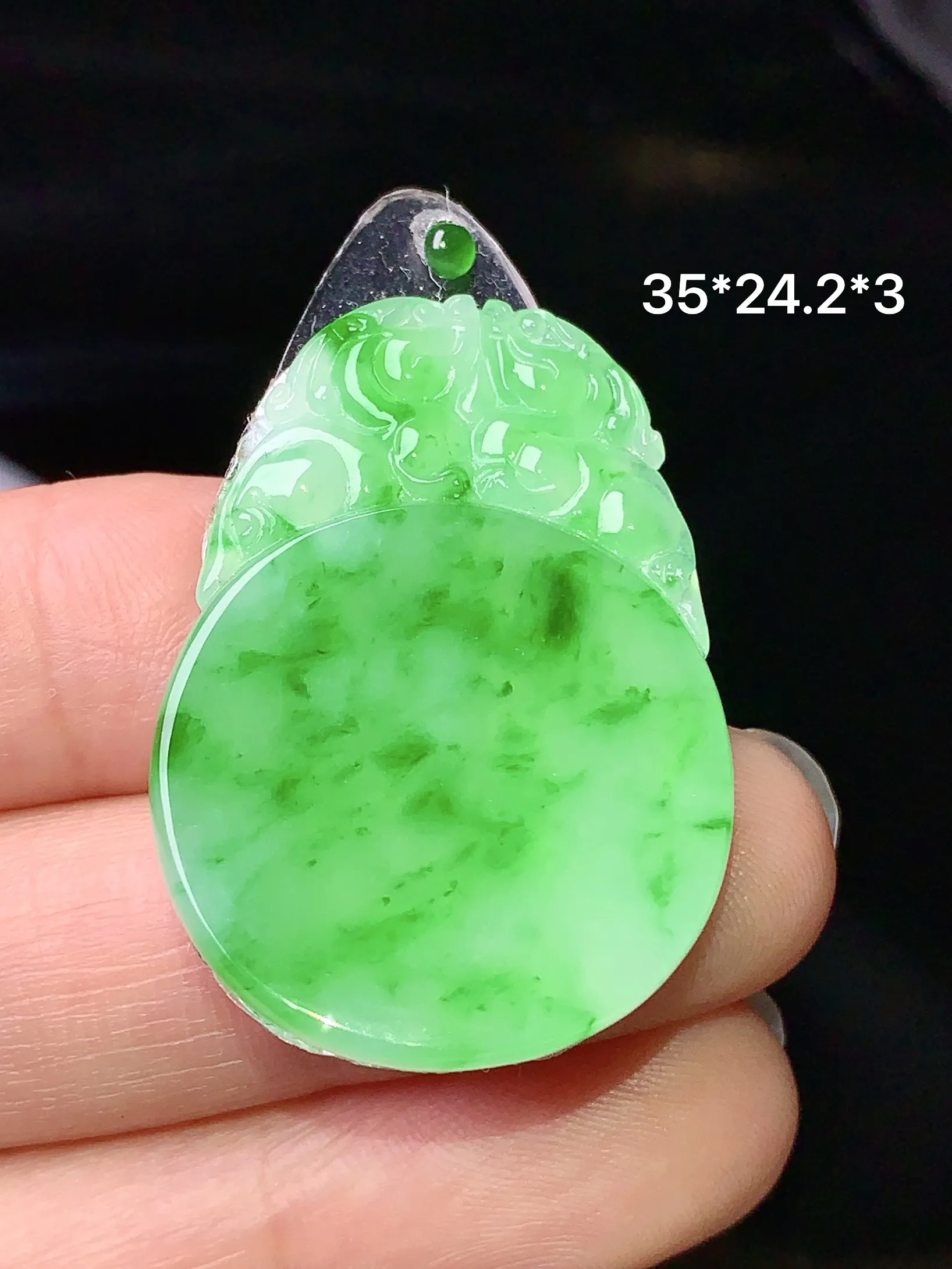 镶嵌款 翠绿圆牌吊坠 玉质细腻 水润亮眼 整体尺寸35*24.2*3