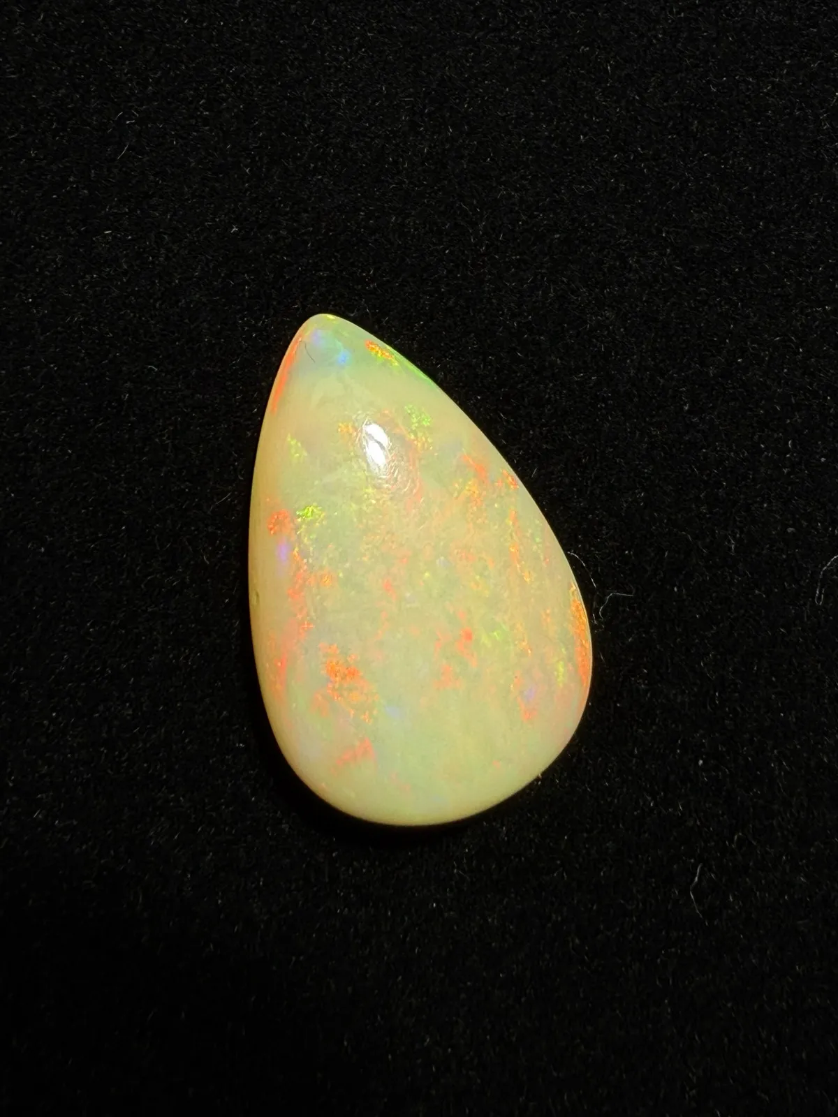 14.37ct天然彩欧泊裸石，尺寸24*15.7*7.7mm，颜色美艳，油画般色彩，火彩足。