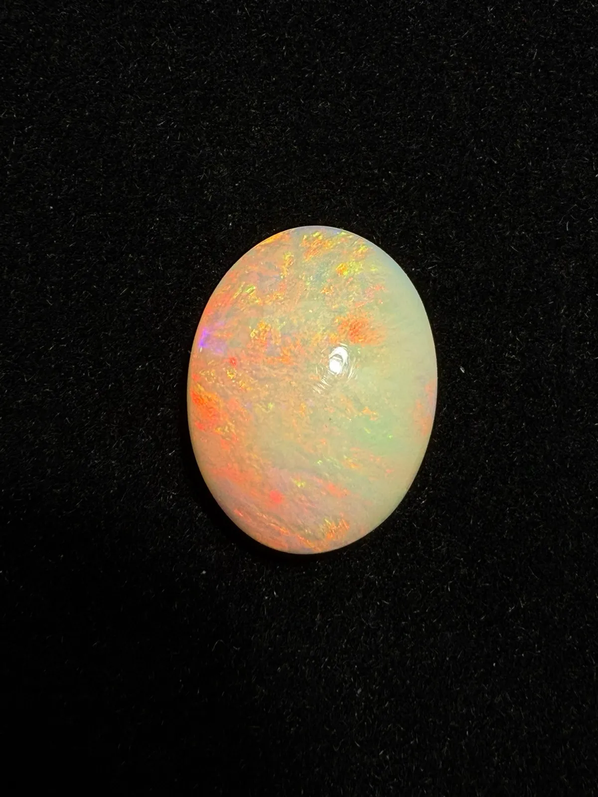 6.375ct天然彩欧泊裸石，尺寸17.3*13.3*5.8mm，颜色美艳，油画般色彩，火彩足。