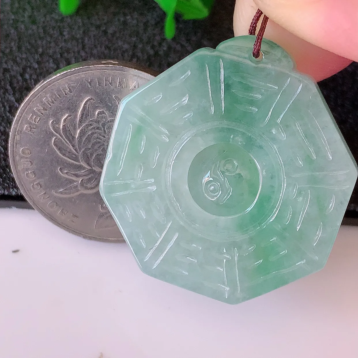 自然光实拍，冰胶飘花翡翠招财八卦吊坠，翠色灵动，种老水足，寓意好，品相佳，佩戴佳品！#46.17