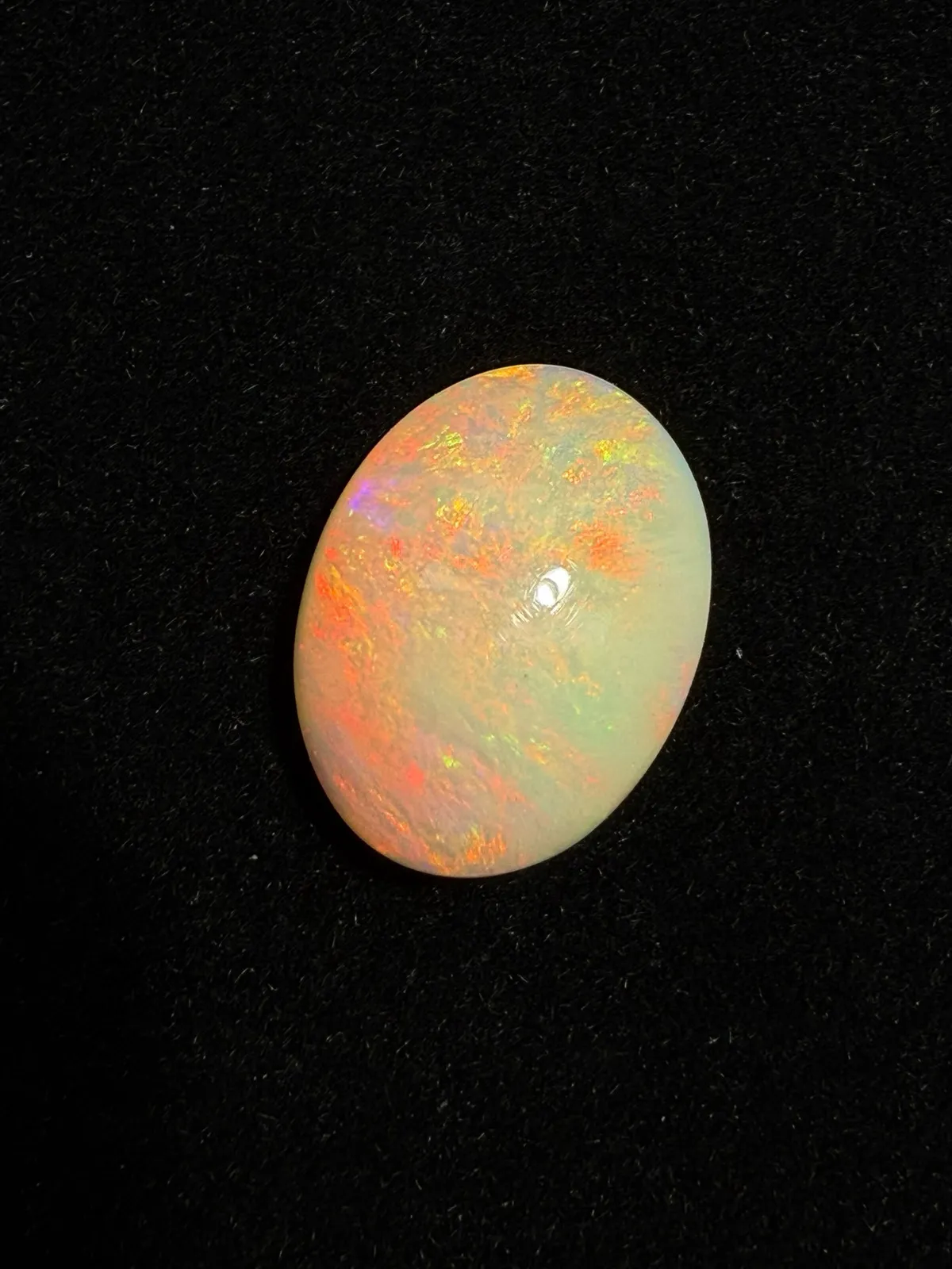 6.375ct天然彩欧泊裸石，尺寸17.3*13.3*5.8mm，颜色美艳，油画般色彩，火彩足。