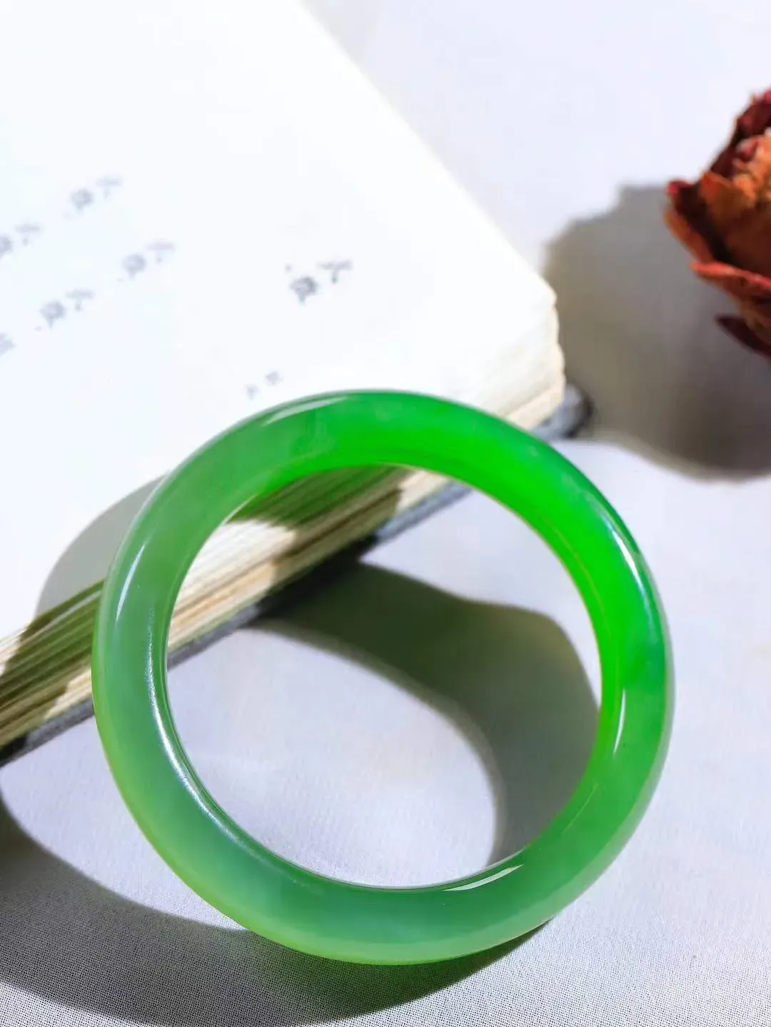【碧波流转·手镯】

典藏级臻品️和田玉碧玉猫眼手镯，玉质细腻温润，手感舒适，️线条流畅，简约大气，美自天成，佩戴于腕间，婉约之美，举手投足间透出那份低调奢华，醉人心扉。
重52克 内径圈口54.5mm尺寸11.5-9.2mm  FDA-131061908
