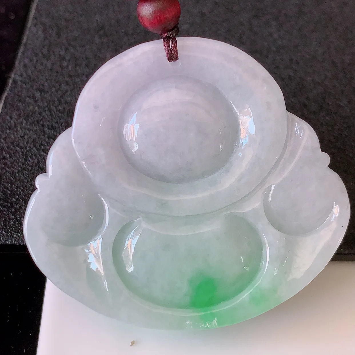 自然光实拍，大件厚装飘绿翡翠佛公吊坠，玉笑佛，饱满，开脸喜庆，配戴优雅迷人！#41.17