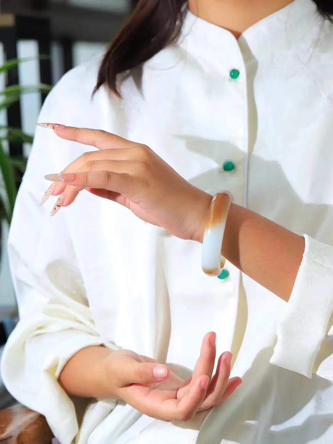 【暖玉生香·手镯】

收藏级臻品️️和田玉糖白点墨手镯，质地油润细腻，色泽高贵典雅，镯型古朴典雅。