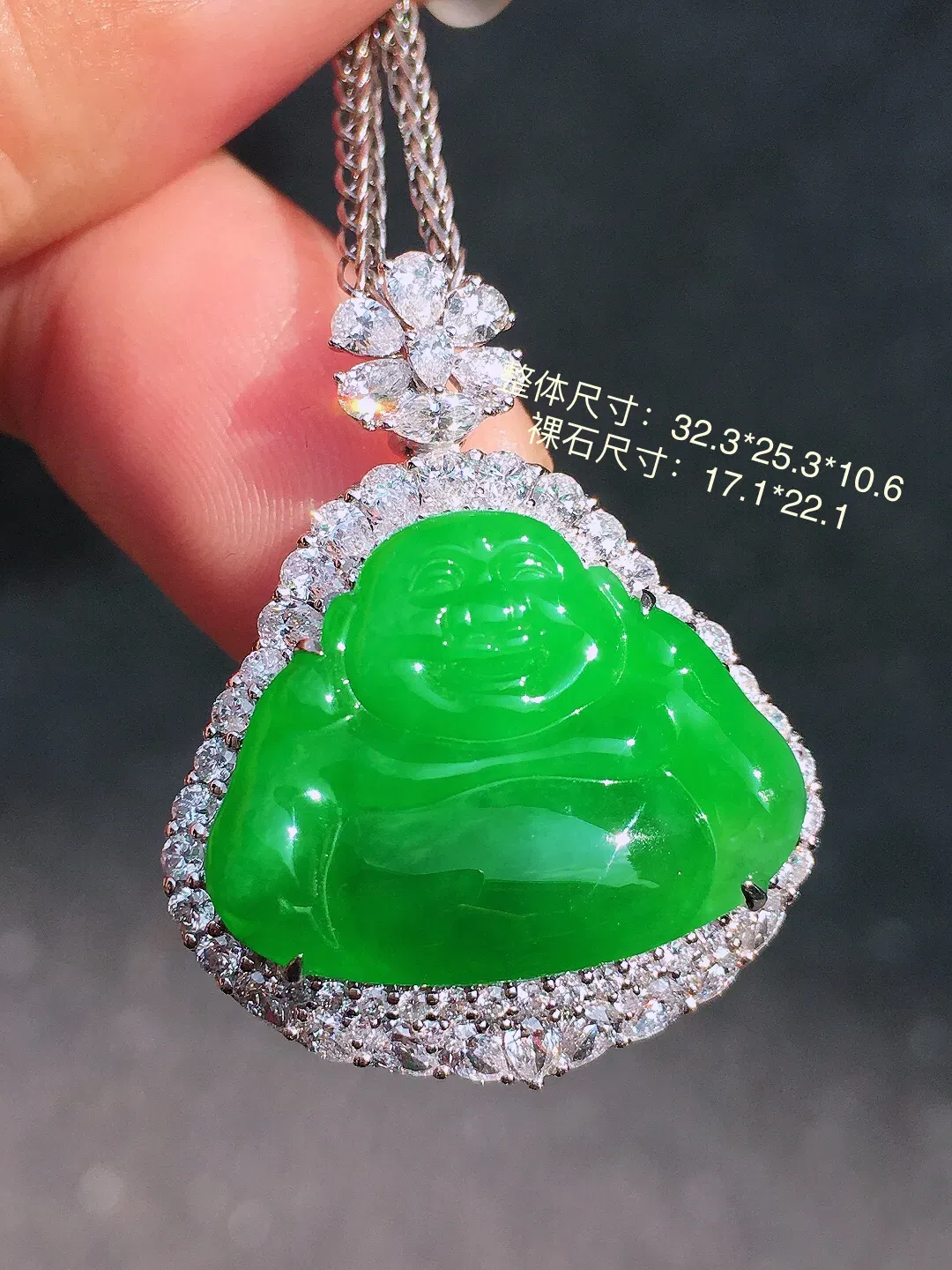 阳绿佛公吊坠，色泽均匀艳丽，玉质细腻，荧光感超
强，饱满圆润，尽显优雅气质，18k
金豪华镶嵌