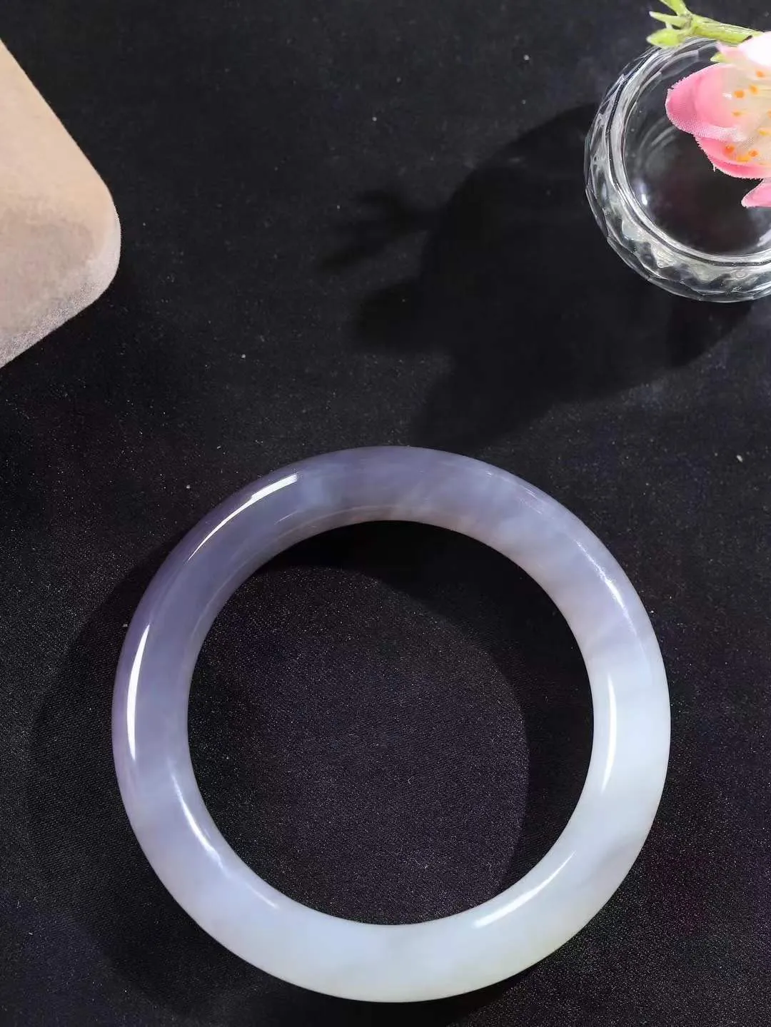 【婉约佳人.手镯】

精品️和田玉烟紫白双色手镯 玉质温润细腻 油性十足 手感舒适，高华雅逸，线条流畅，简约大气，美自天成，素雅高贵。佩戴于腕间，婉约之美，举手投足间透出那份低调奢华。重59克 内径56.5mm  尺寸11-10.7mm   FDA-691081931