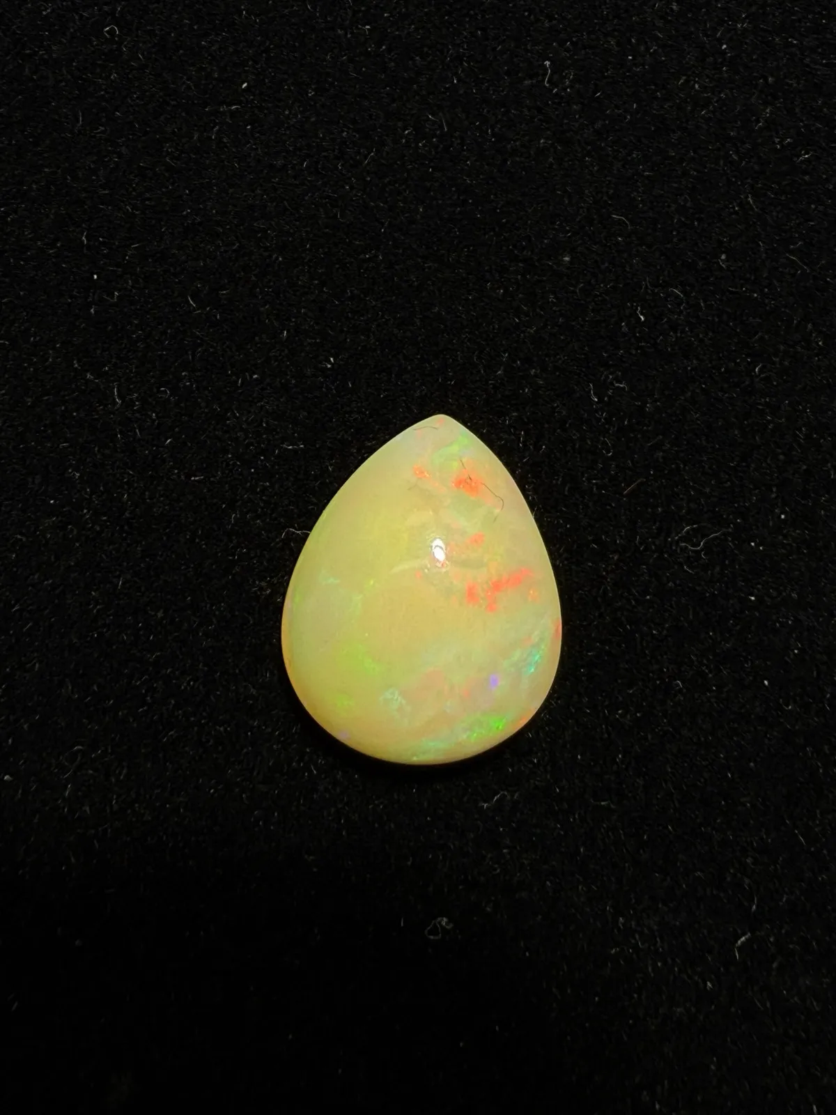 6.241ct天然彩欧泊裸石，尺寸15.7*12.7*6.8mm，颜色美艳，油画般色彩，火彩足。